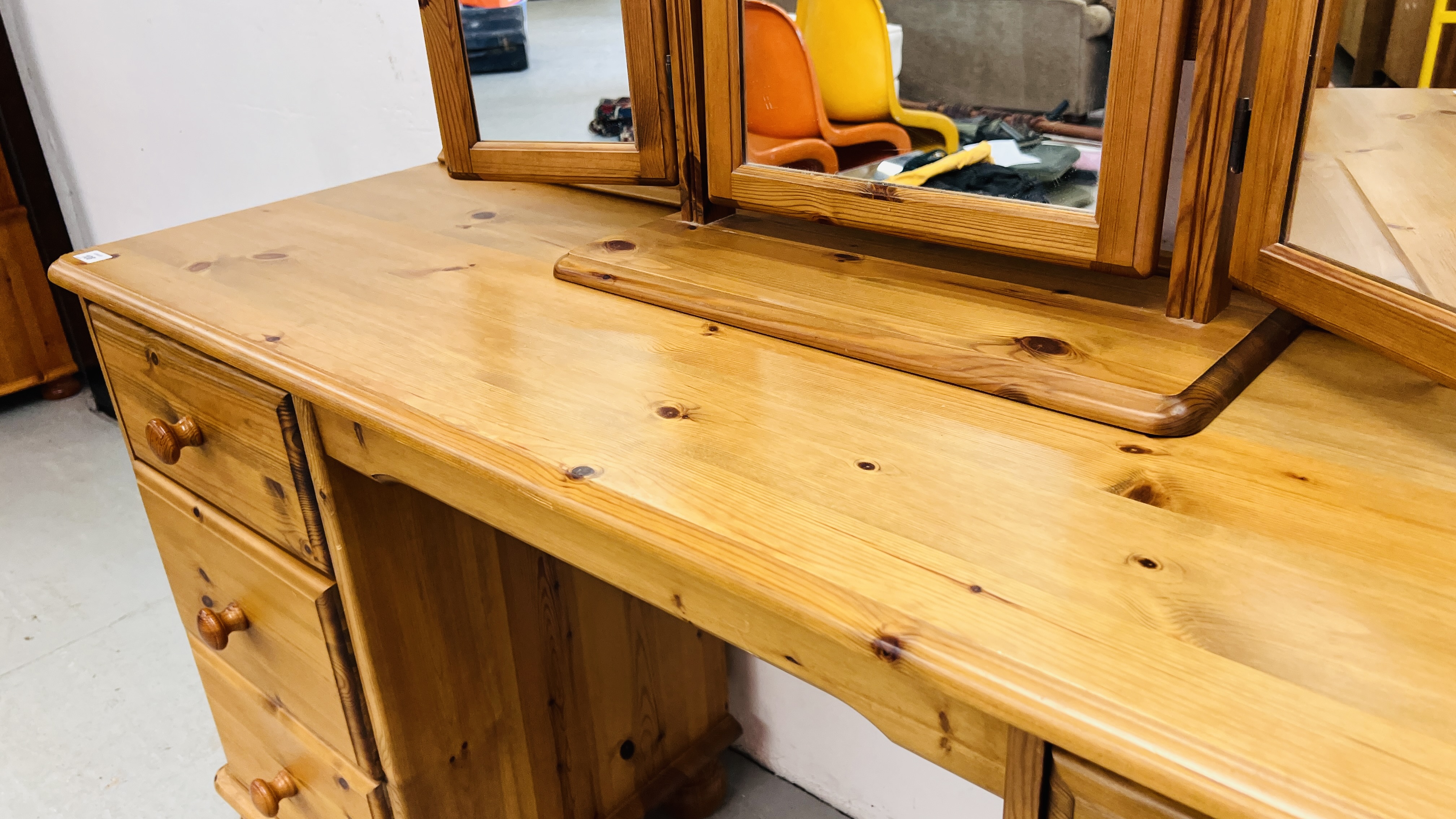 A GOOD QUALITY HONEY PINE SIX DRAWER DRESSING TABLE WITH TRIPLE DRESSING MIRROR WIDTH 143CM. - Image 8 of 8