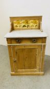 AN ANTIQUE WAXED SATINWOOD SINGLE DRAWER MARBLE TOP WASH STAND WITH TILED UPSTAND W 61CM, D 43CM,