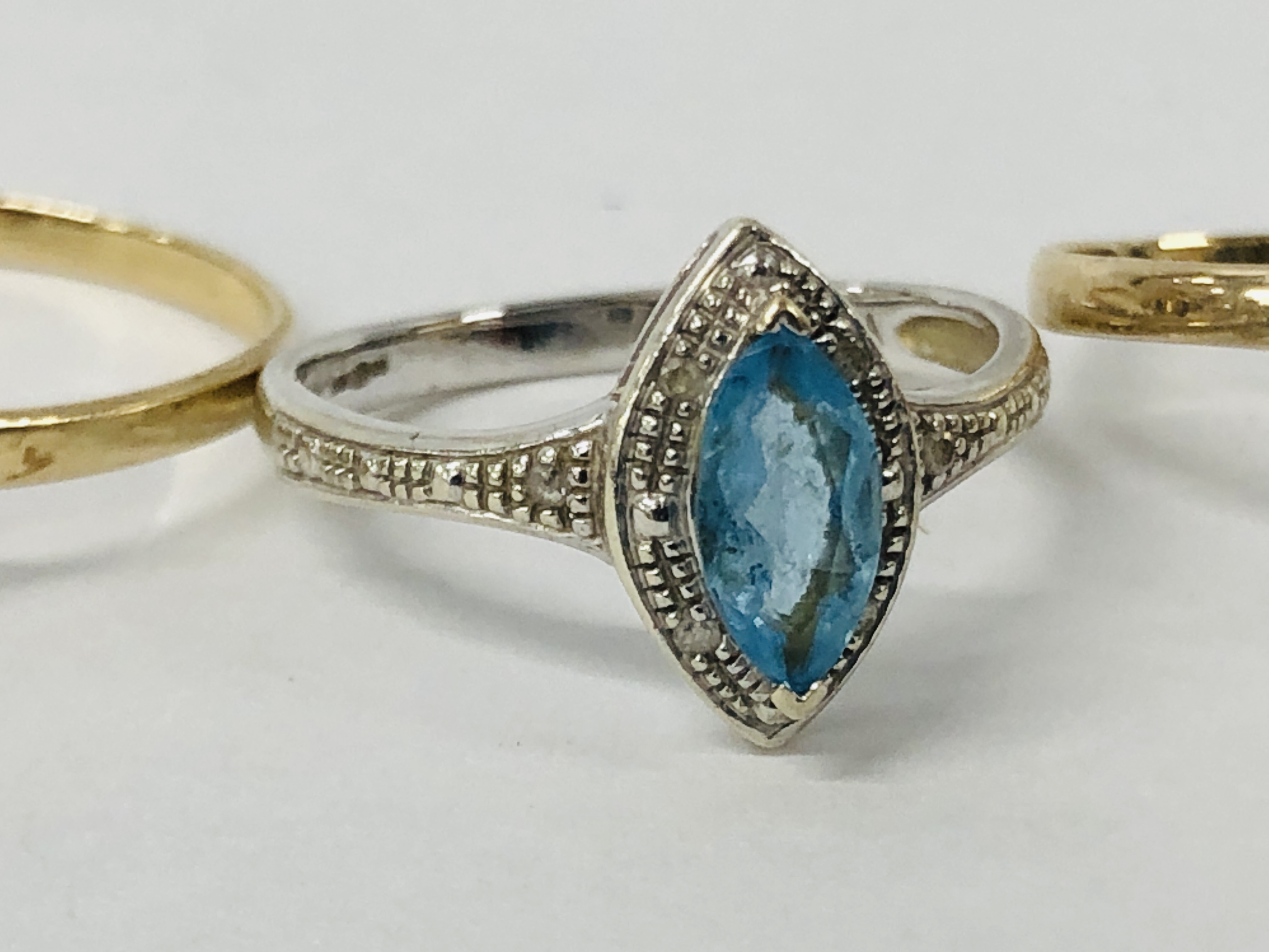 THREE VARIOUS STONE SET DRESS RINGS TO INCLUDE 9CT WHITE GOLD AQUAMARINE SET, - Image 4 of 10