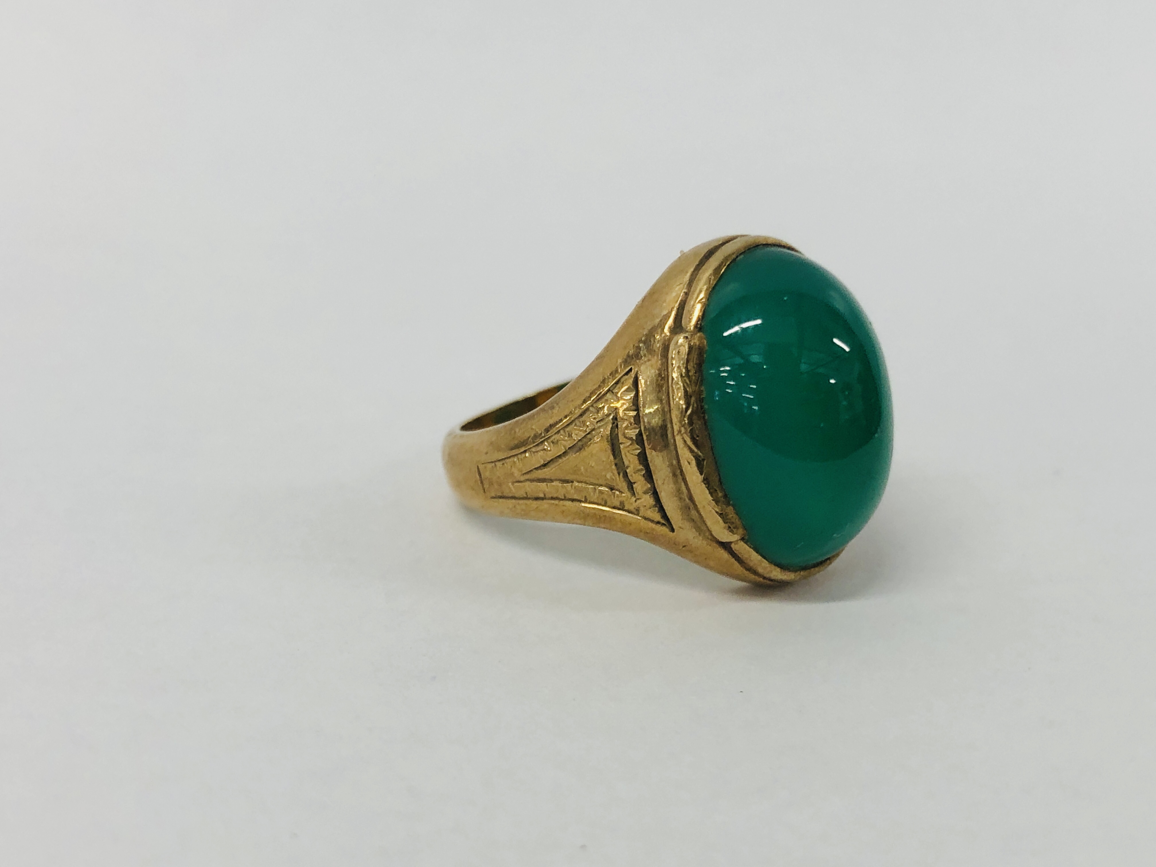 A 9CT GOLD GREEN STONE SET DRESS RING. - Image 2 of 9