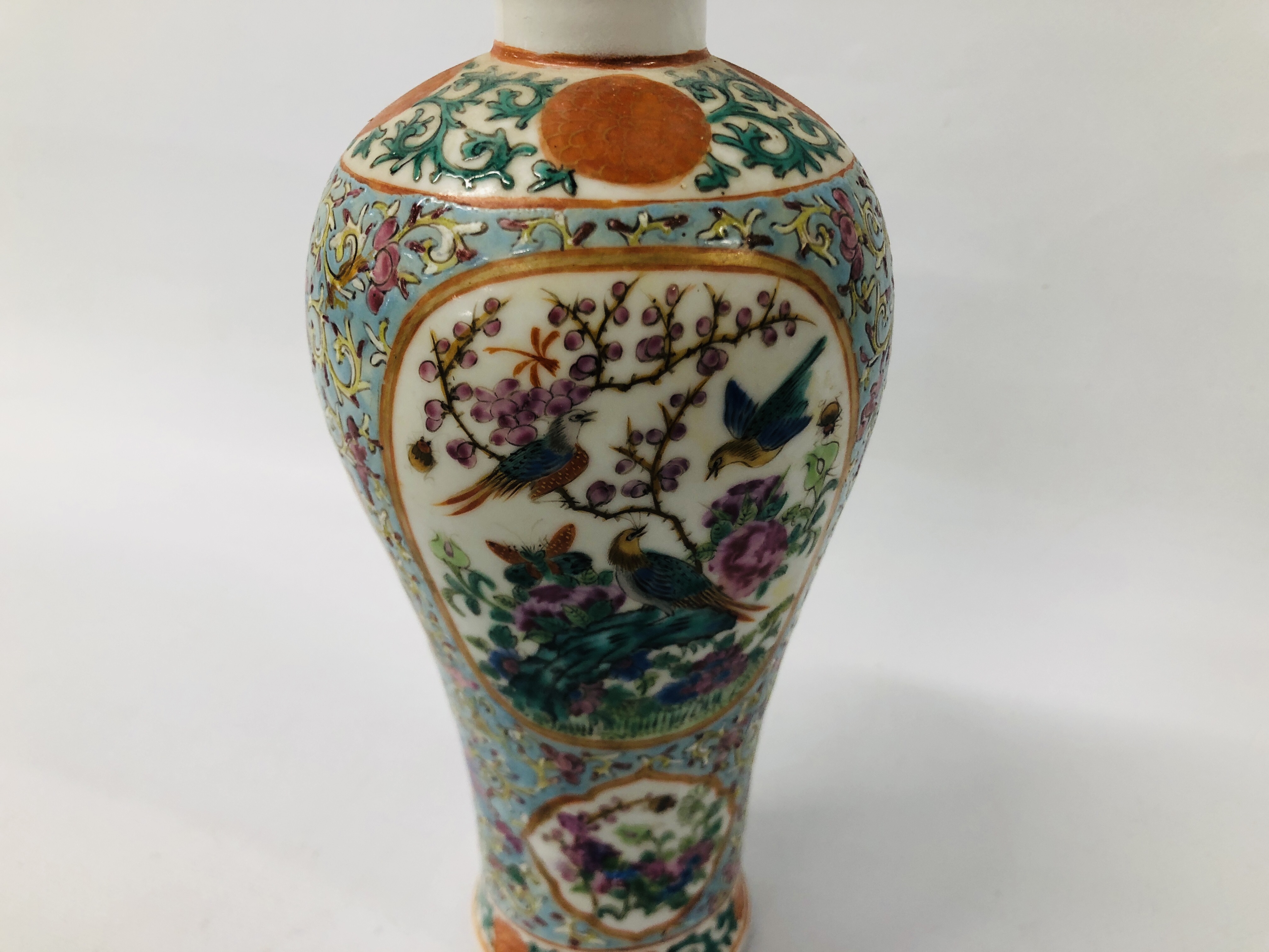 SIX PIECES OF ORIENTAL CERAMICS TO INCLUDE CYLINDRICAL VASE, BALUSTER VASE, - Image 22 of 29