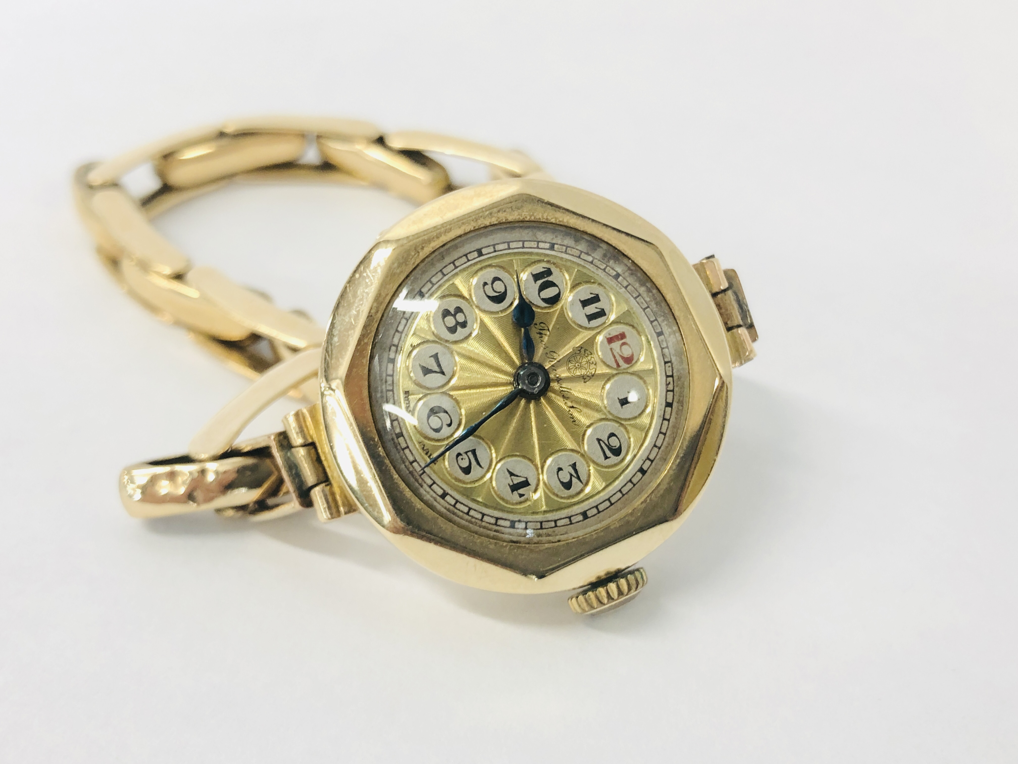 A 9CT GOLD CASED LADIES THOMAS RUSSELL & SON VINTAGE WRIST WATCH ON 9CT GOLD EXPANDING BRACELET. - Image 2 of 6