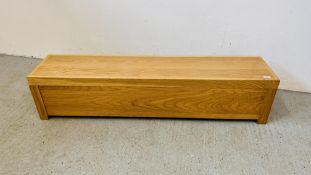 A LOW OAK FINISH BLANKET BOX WIDTH 150CM. DEPTH 33CM. HEIGHT 33CM.