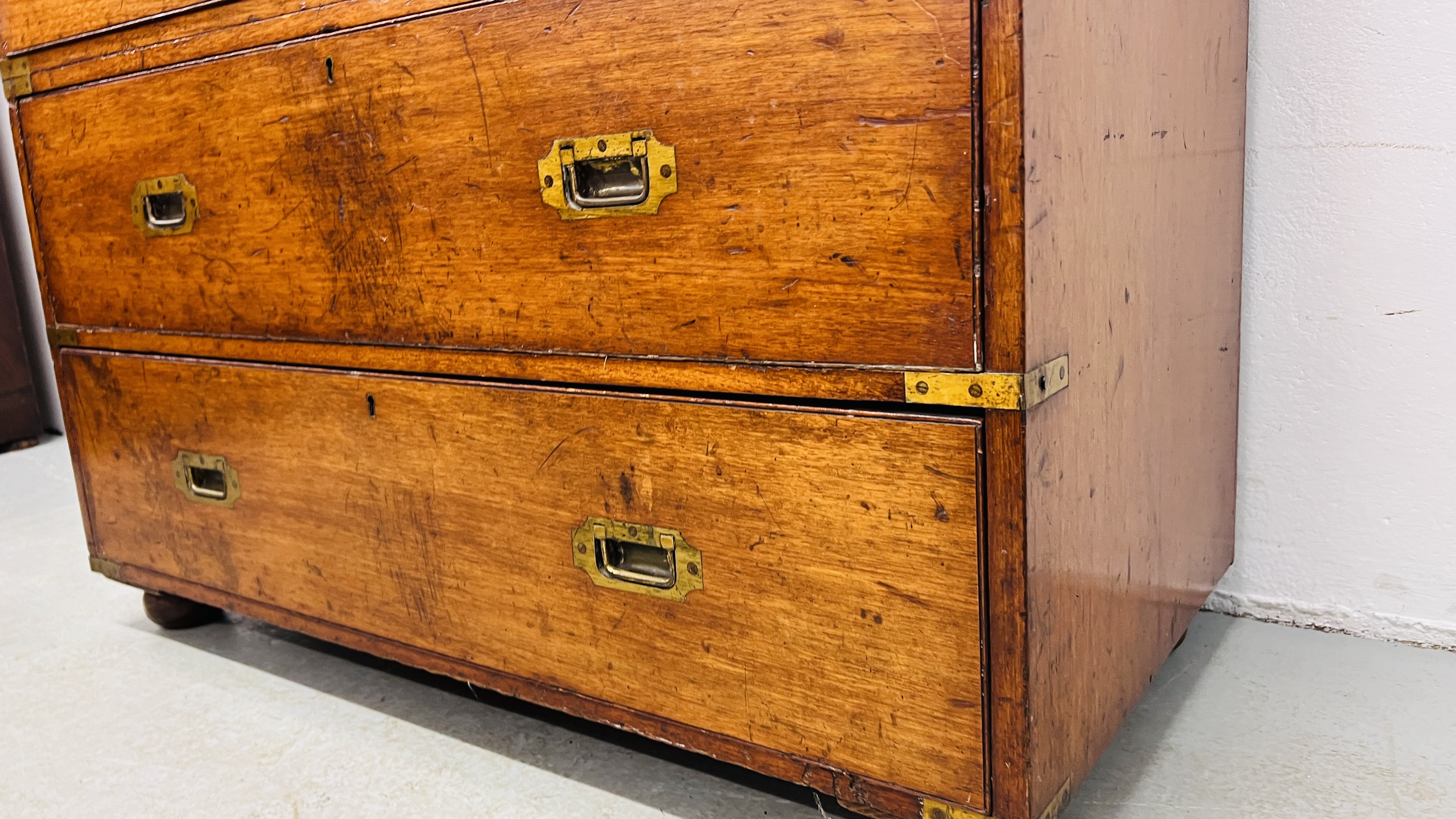 ANTIQUE MAHOGANY TWO OVER THREE CAMPAIGN CHEST ON BUN FEET WITH BRASS HANDLES AND BANDING BEARING - Image 8 of 15