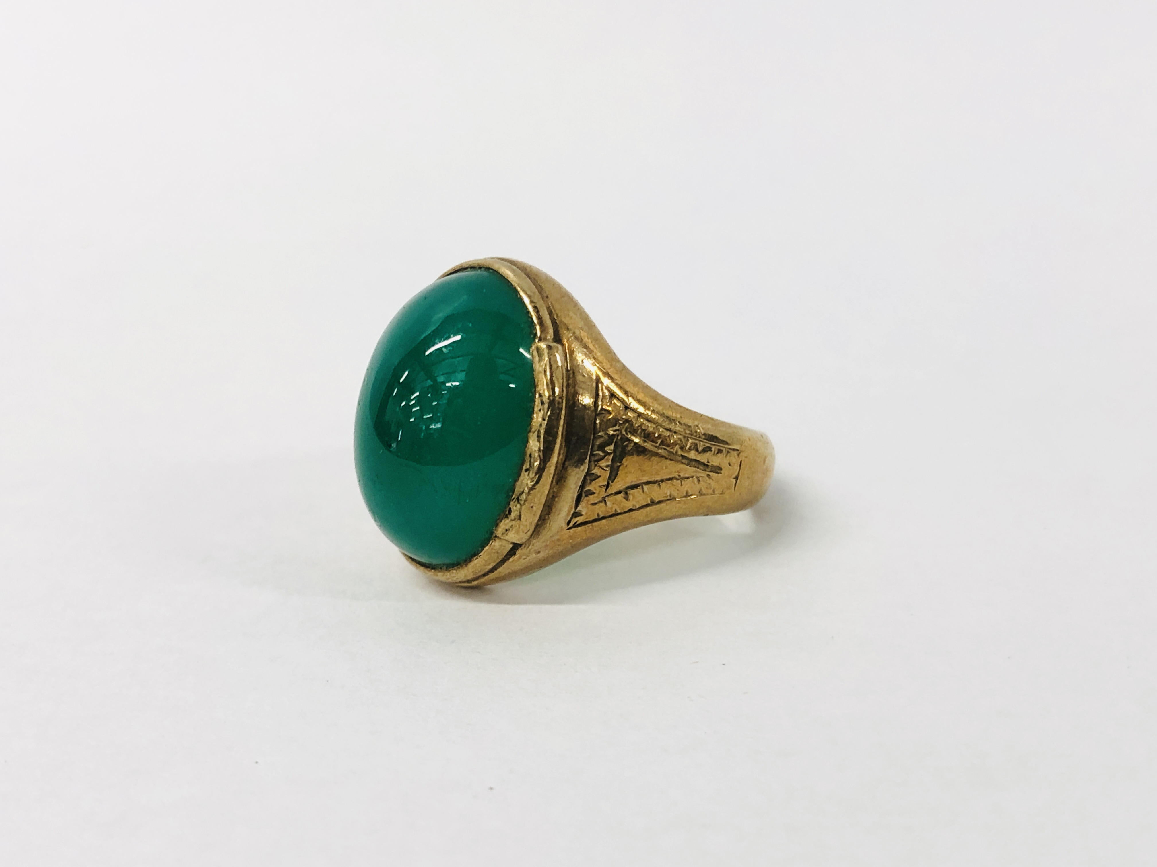 A 9CT GOLD GREEN STONE SET DRESS RING. - Image 3 of 9