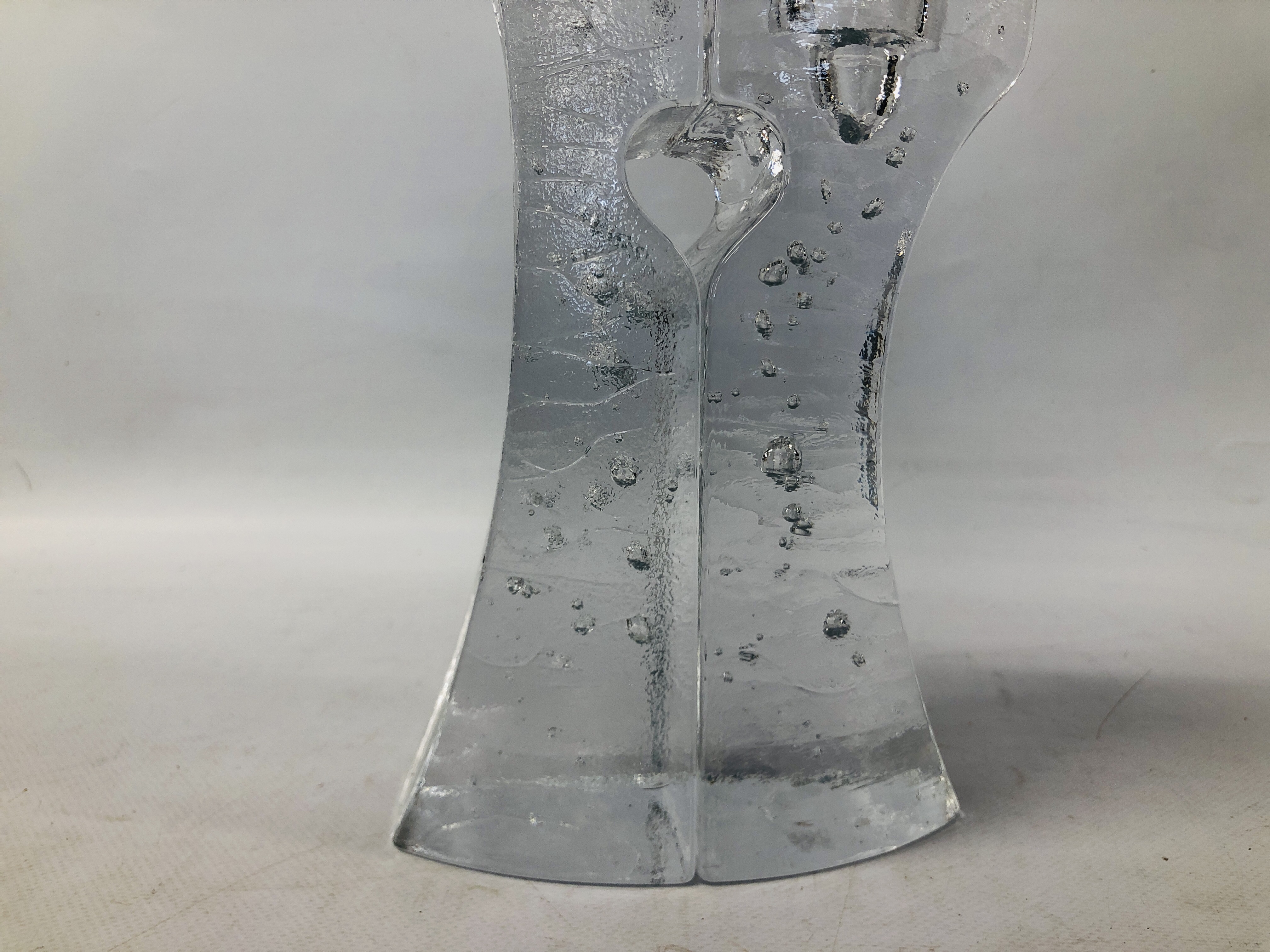 A KIELL ENTMAN "HEARTS ENTWINED" GLASS TEALIGHT SCULPTURE HEIGHT 30CM. - Image 4 of 6