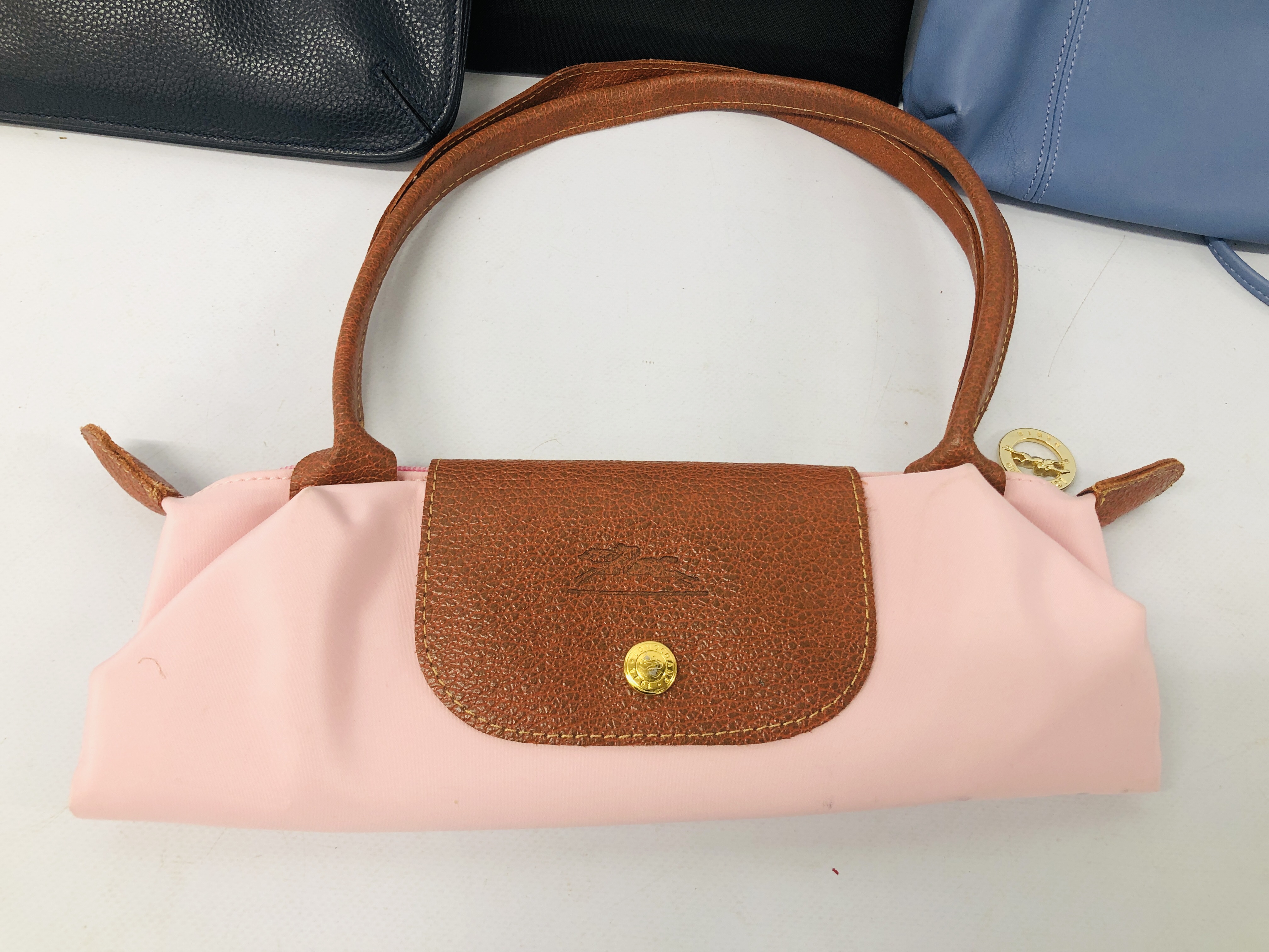 FOUR DESIGNER LADIES LONGCHAMP CROSS BODY BAGS AND HAND BAGS INCLUDING LEATHER. - Image 2 of 6