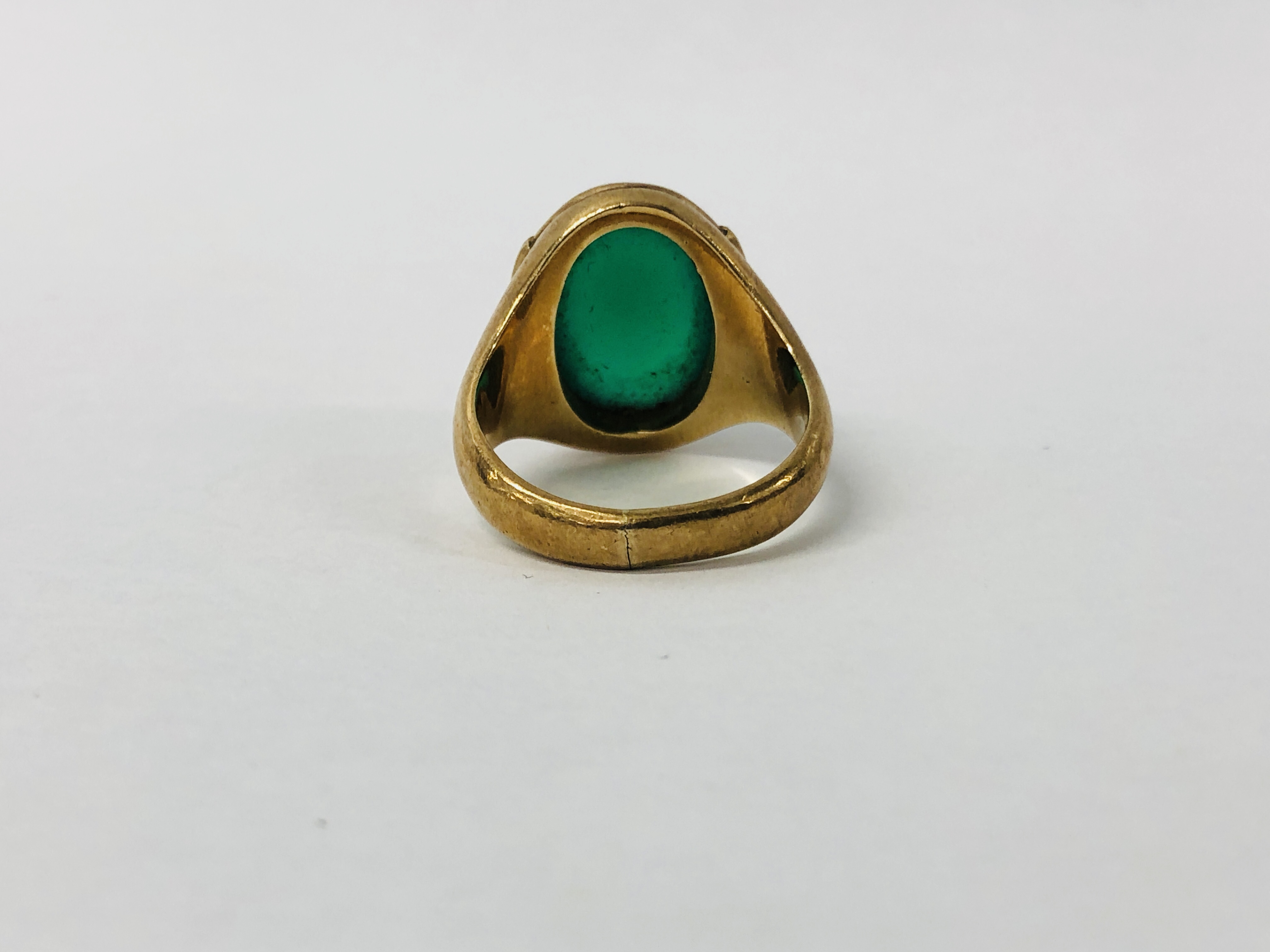 A 9CT GOLD GREEN STONE SET DRESS RING. - Image 7 of 9