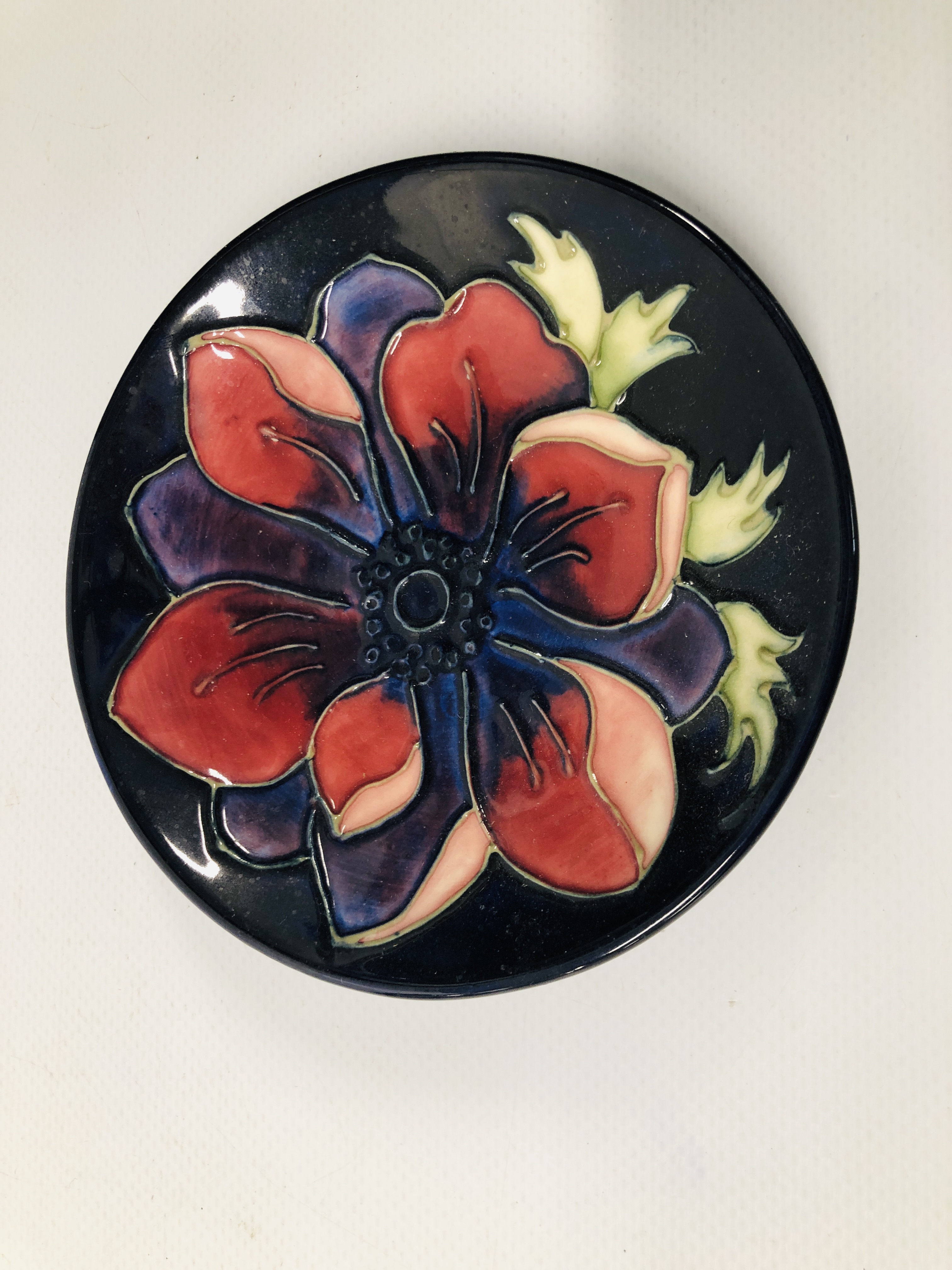 FOUR MOORCROFT PIN DISHES OF VARIOUS DESIGNS (DIA. 12CM.) AND ONE LARGER (DIA. 15.5CM. - Image 6 of 11