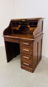 AN OAK FOUR DRAWER SINGLE PEDESTAL ROLL TOP DESK WITH FITTED INTERIOR W 84CM, D 65CM, H 113CM.