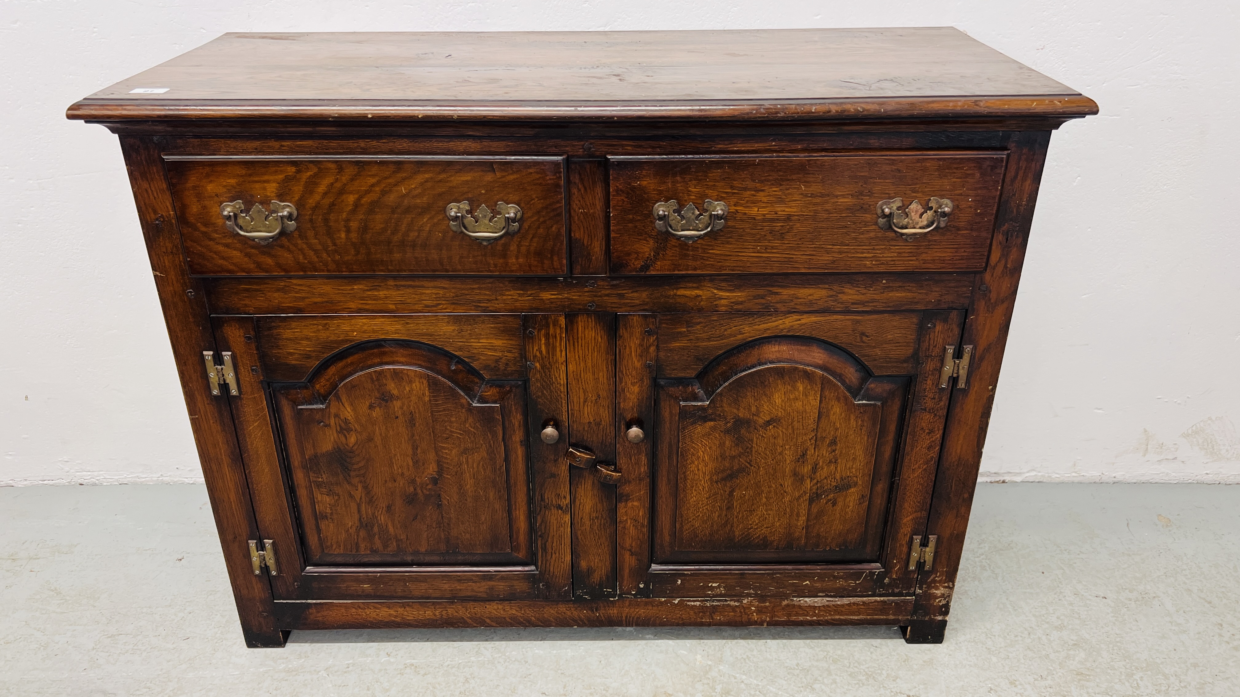 A GOOD QUALITY OAK TWO DRAWER TWO DOOR SIDEBOARD HEIGHT 84CM. WIDTH 112CM. DEPTH 46CM.