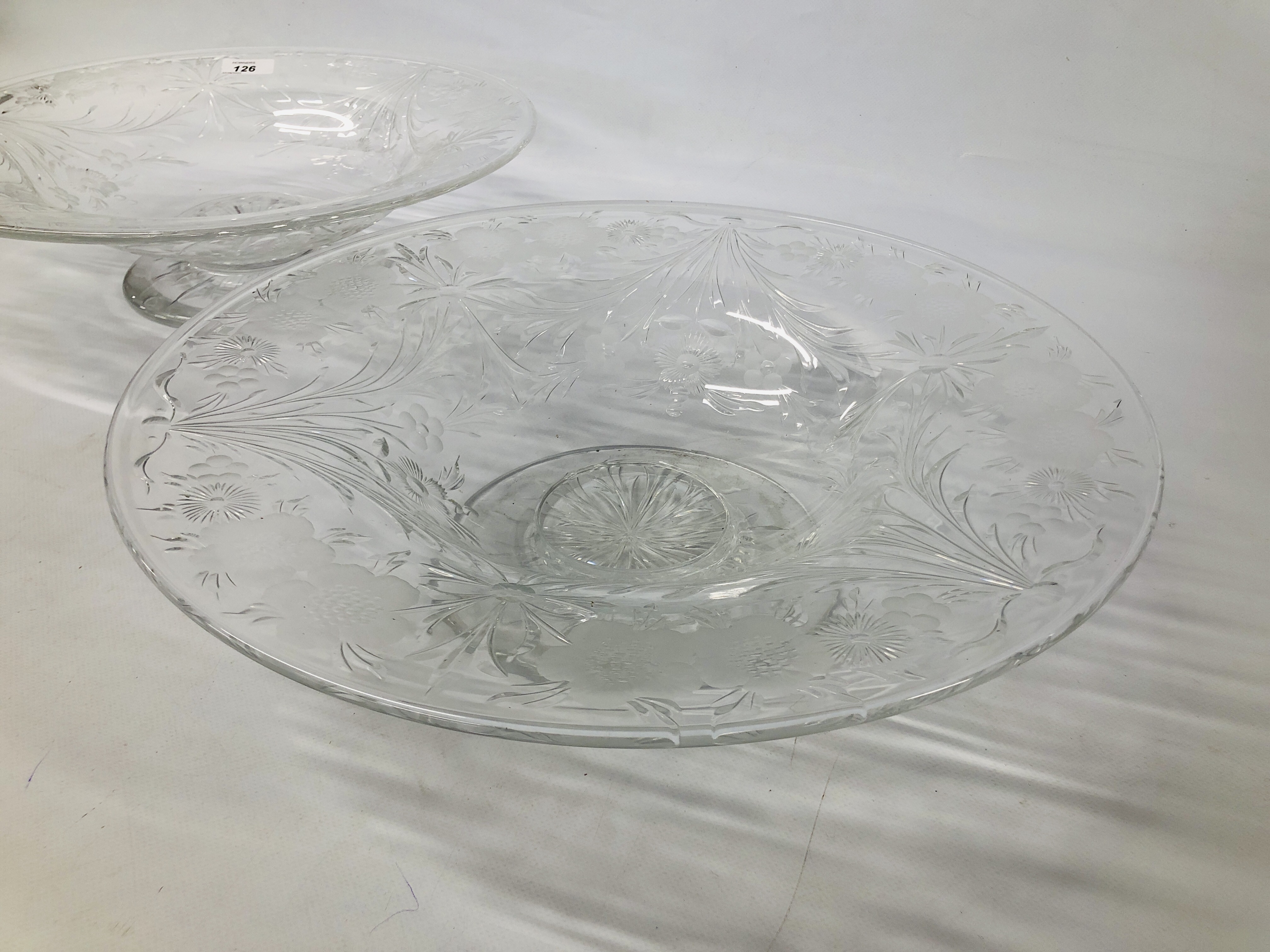 A PAIR OF IMPRESSIVE FOOTED GLASS CENTRE BOWLS WITH FLORAL DESIGNS. - Image 2 of 5