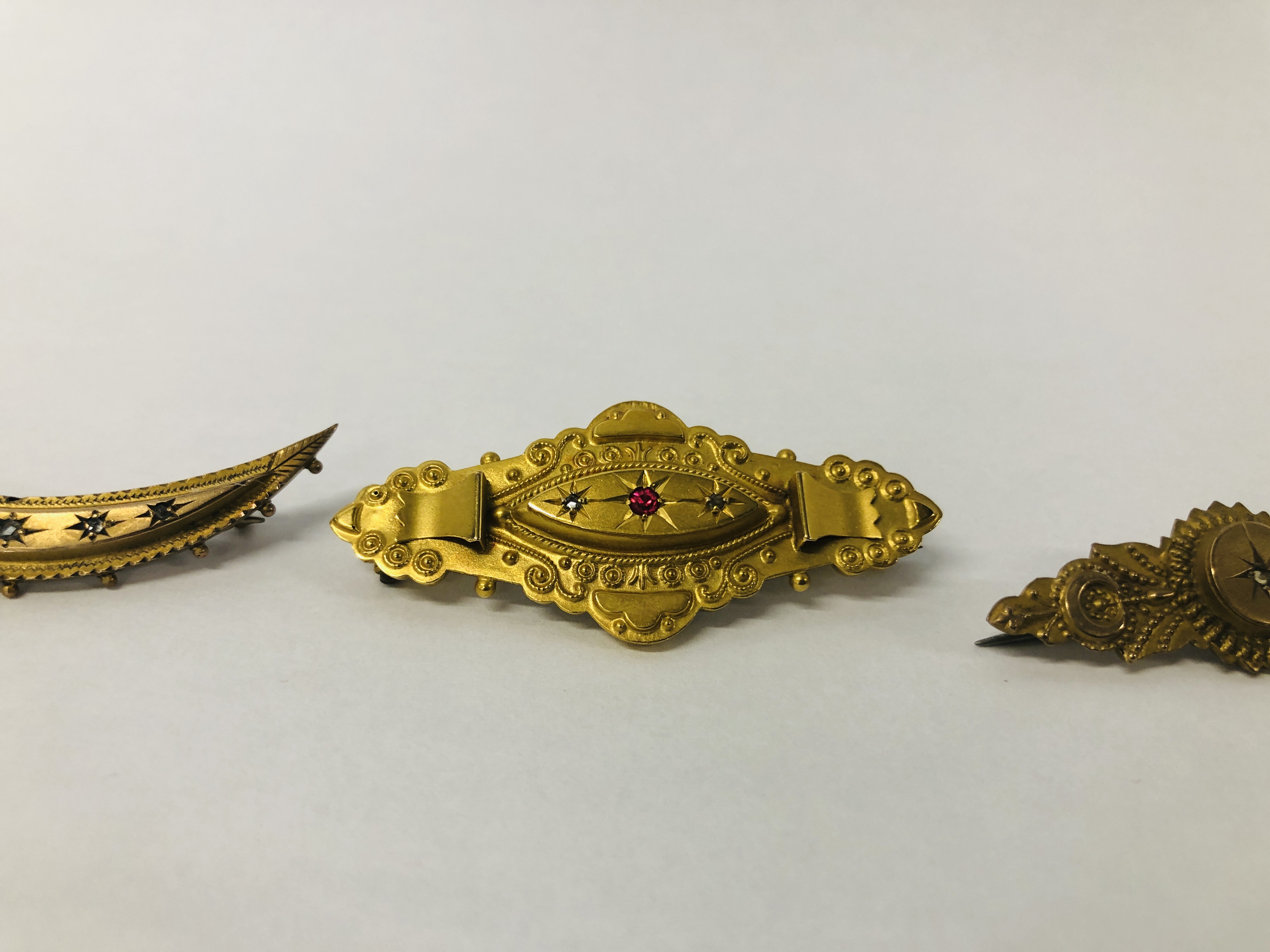 THREE VICTORIAN 9CT GOLD BROOCHES A/F TO INCLUDE DIAMOND SET CRESCENT SHAPE. - Image 3 of 8