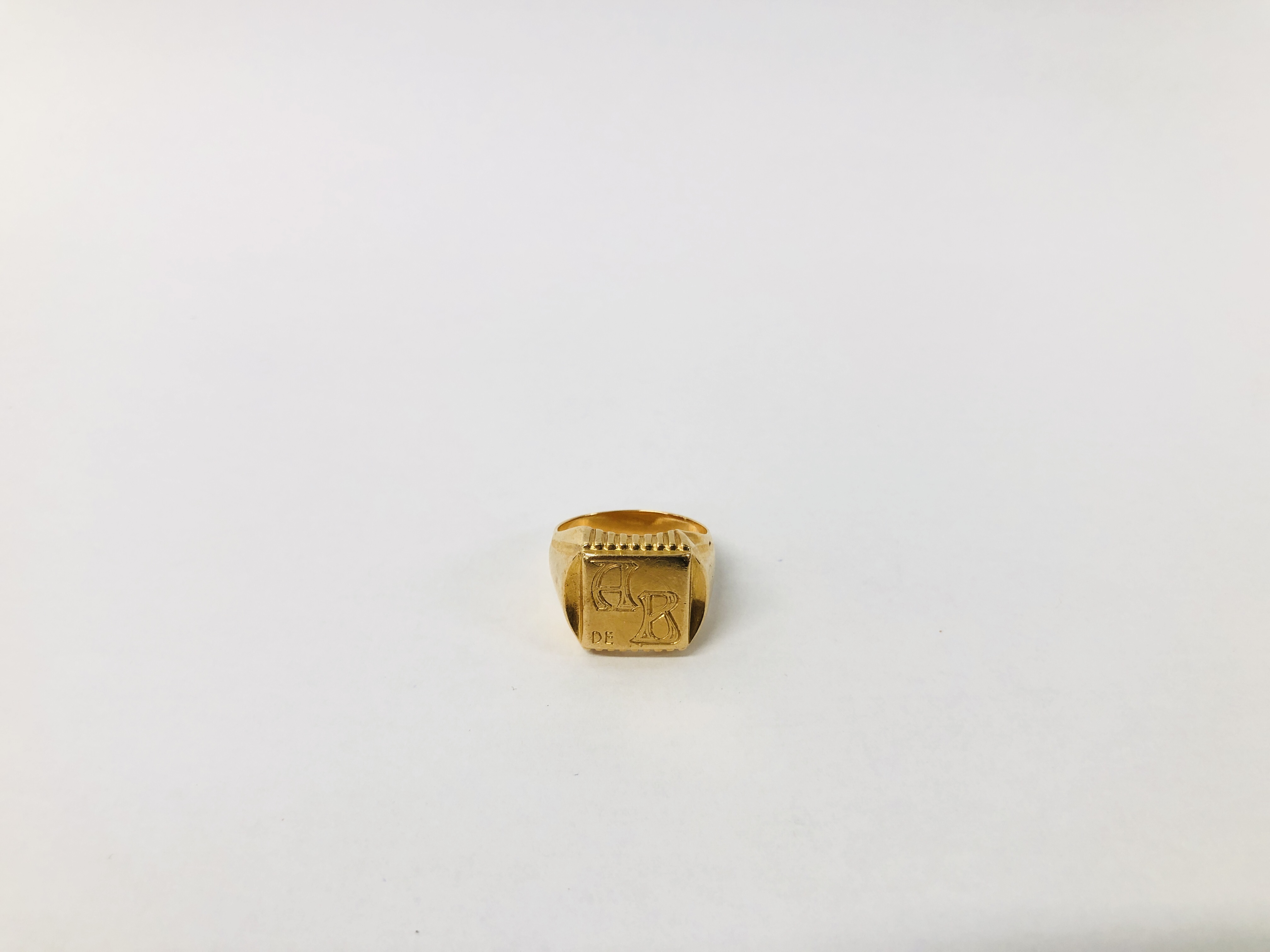 A GENTLEMAN'S SIGNET RING CONTINENTAL MARKS.