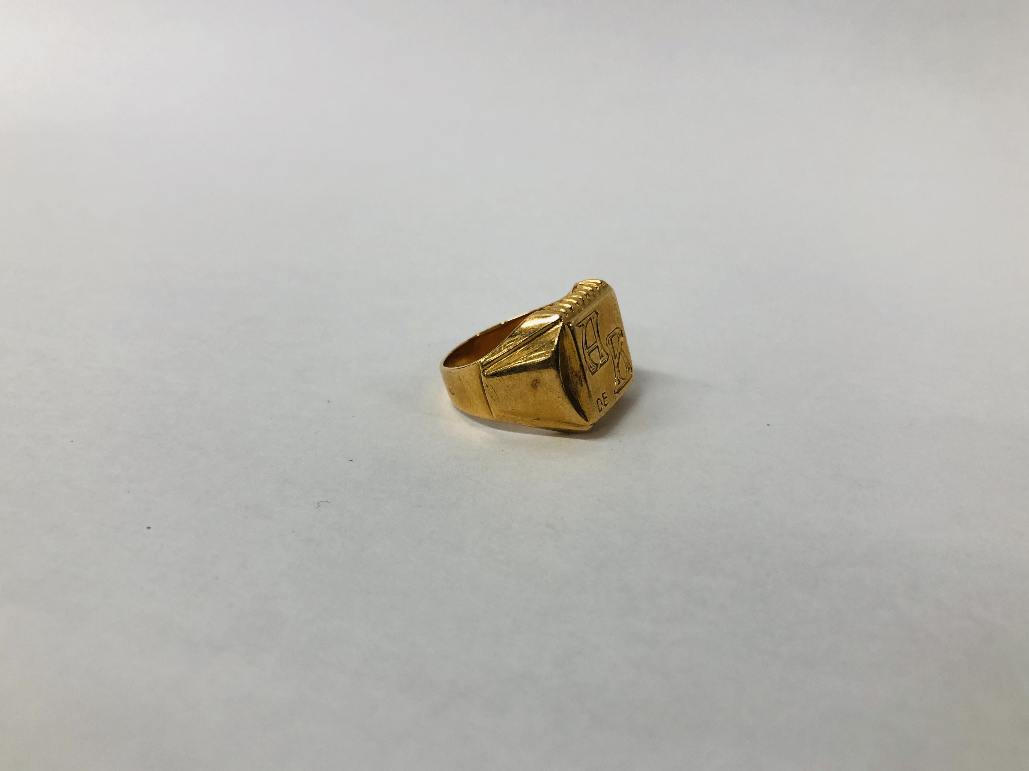 A GENTLEMAN'S SIGNET RING CONTINENTAL MARKS. - Image 6 of 11