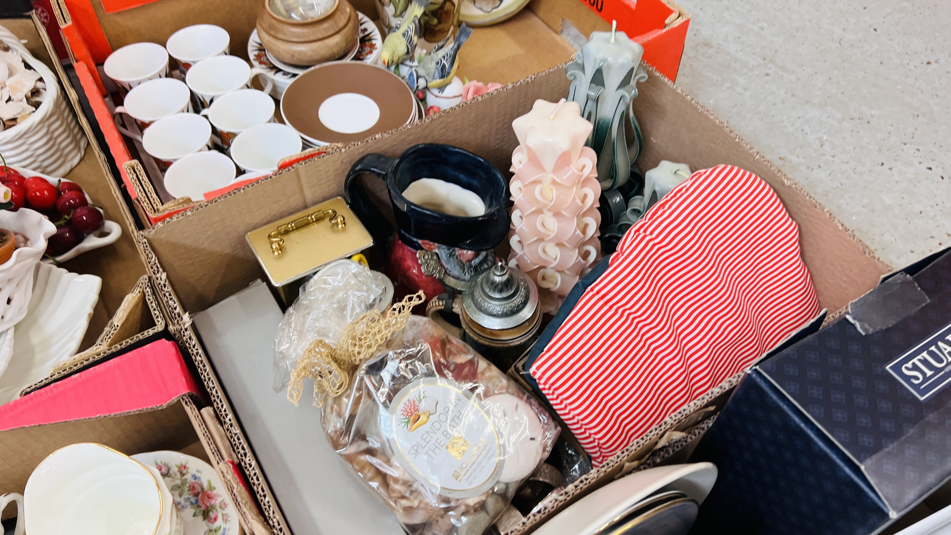 7 BOXES OF ASSORTED HOUSEHOLD SUNDRIES TO INCLUDE VARIOUS TEA AND DINNER WARE, - Image 10 of 15