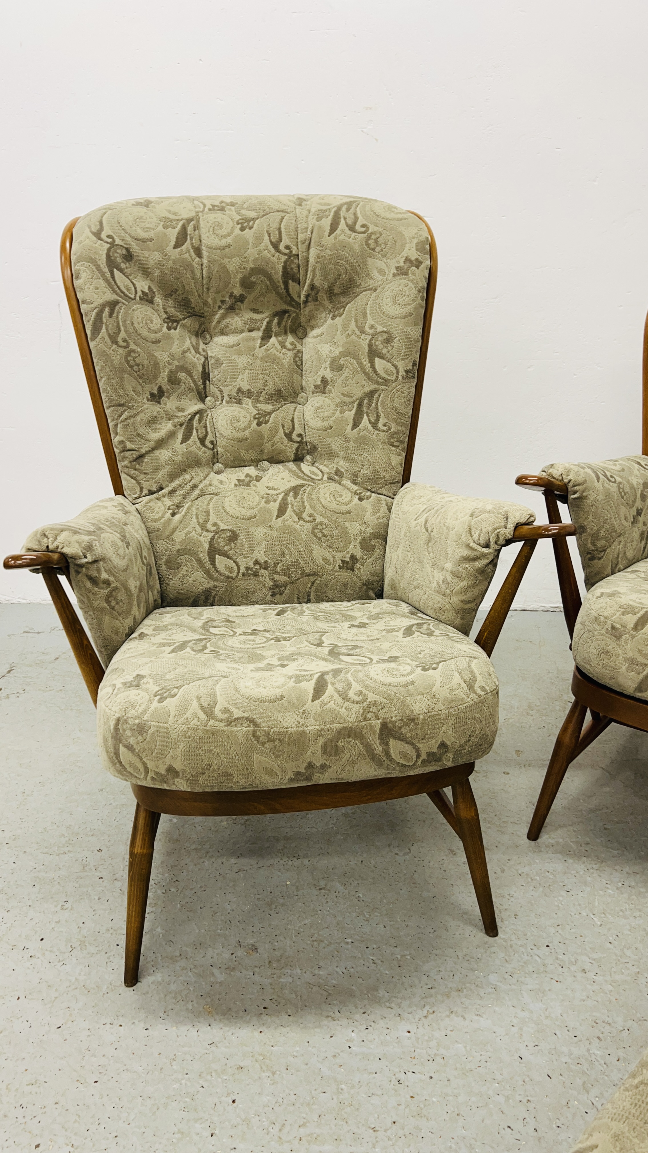 AN ERCOL "GOLDEN DAWN" FINISH COTTAGE THREE PIECE LOUNGE SUITE WITH MATCHING FOOTSTOOL - TRADE ONLY. - Image 4 of 11