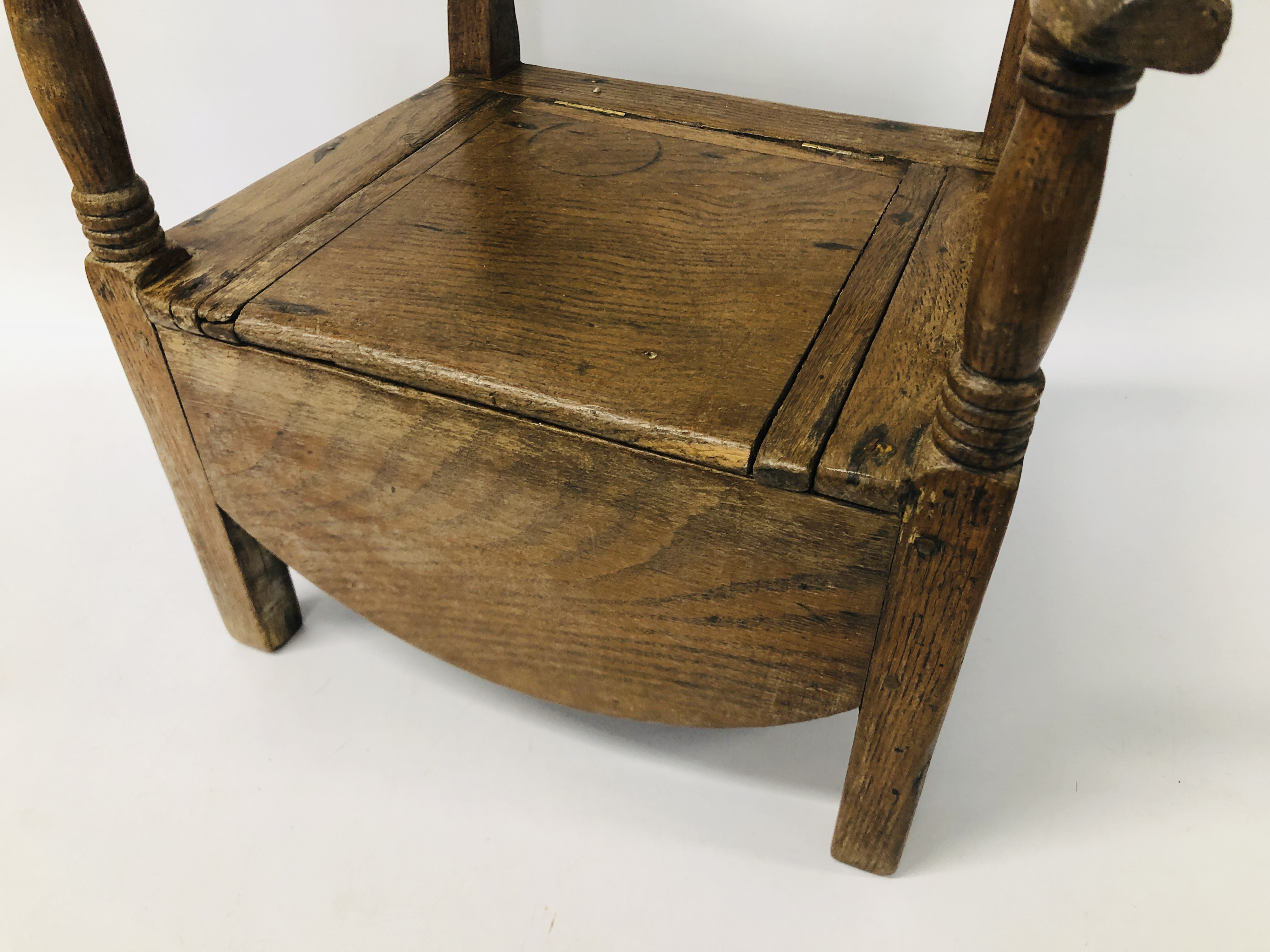 A CHILDS OAK GEORGIAN COMMODE CHAIR - Image 4 of 7