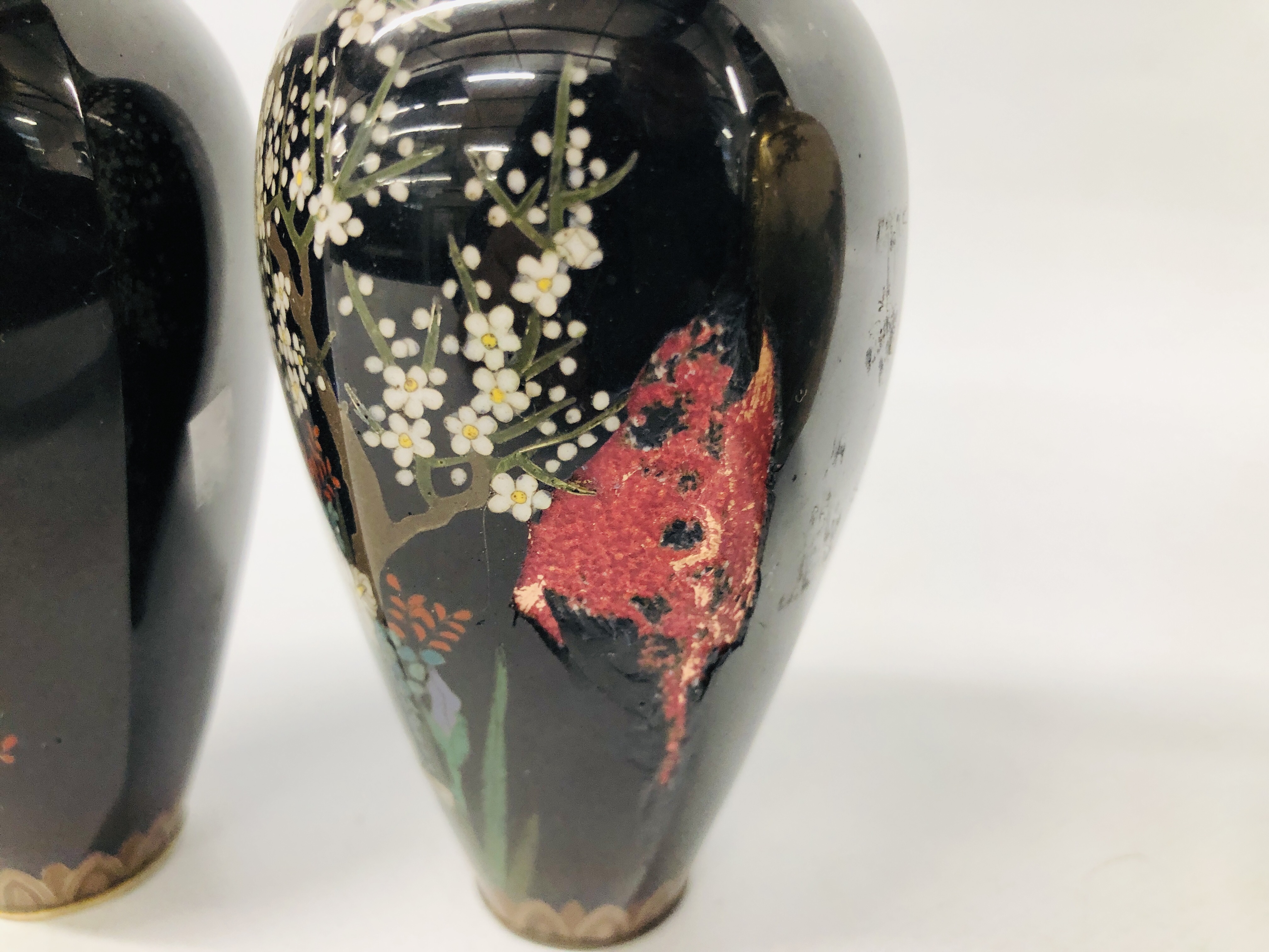 FINE QUALITY JAPANESE SATSUMA VASE WITH SAMURAI AND YOUNG LADIES IN WOODLAND AND GARDEN SETTINGS - Image 5 of 11