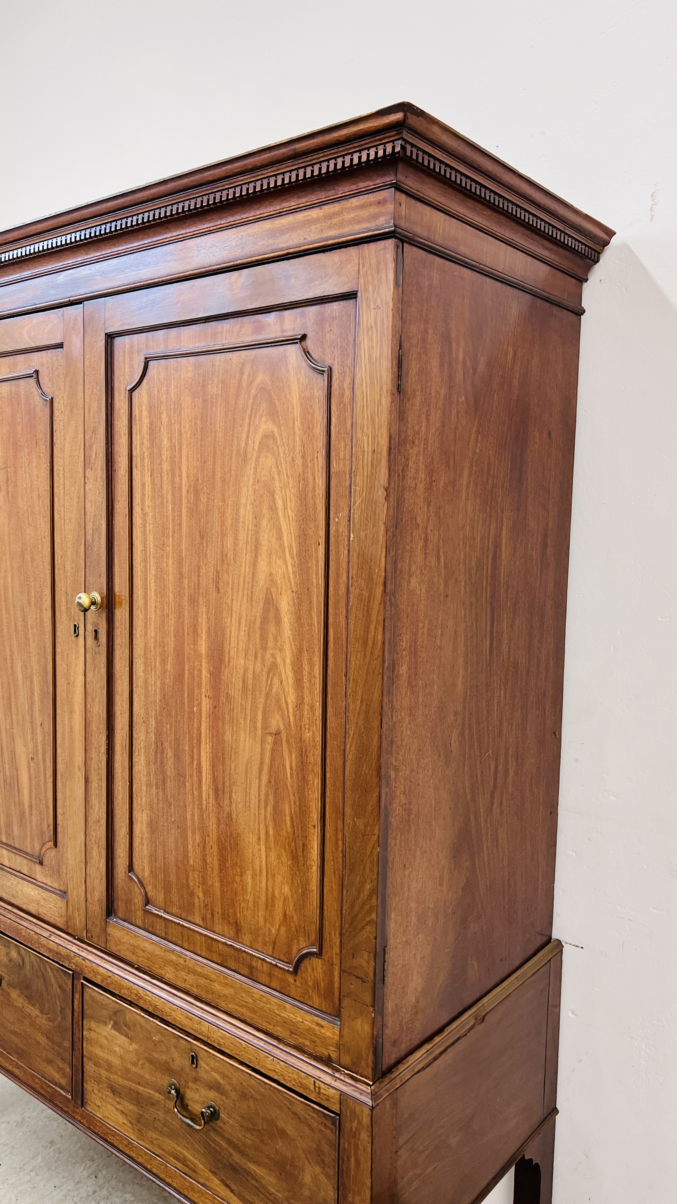 AN ANTIQUE VICTORIAN MAHOGANY TWO DOOR MAID'S CUPBOARD WITH SHELVED INTERIOR ON TWO DRAWER RAISED - Image 2 of 11