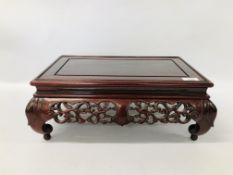 FINE QUALITY CHINESE HARDWOOD LOW STAND OR OPIUM TABLE L 46CM, D 29CM, H 18CM.