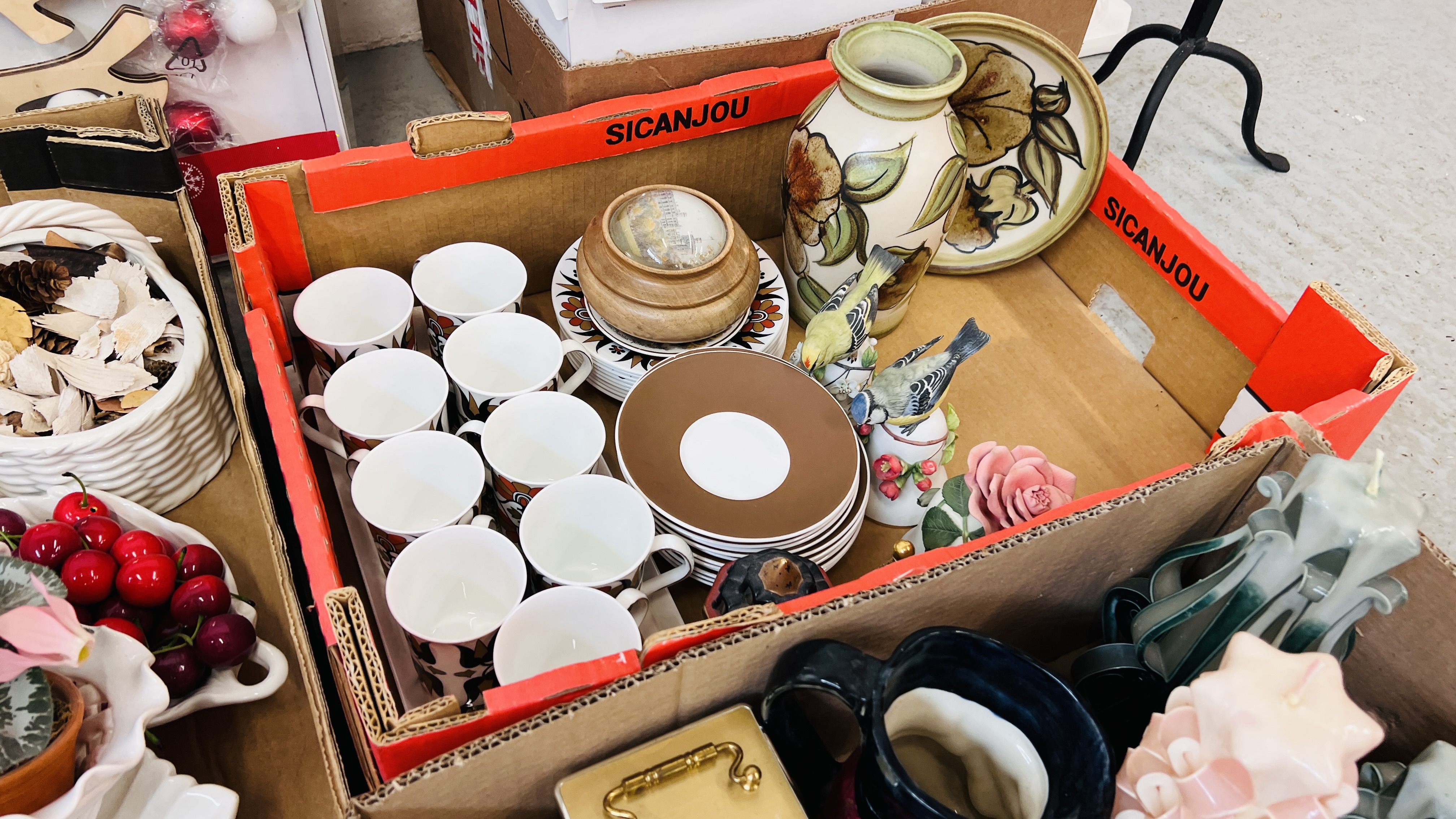 7 BOXES OF ASSORTED HOUSEHOLD SUNDRIES TO INCLUDE VARIOUS TEA AND DINNER WARE, - Image 12 of 15