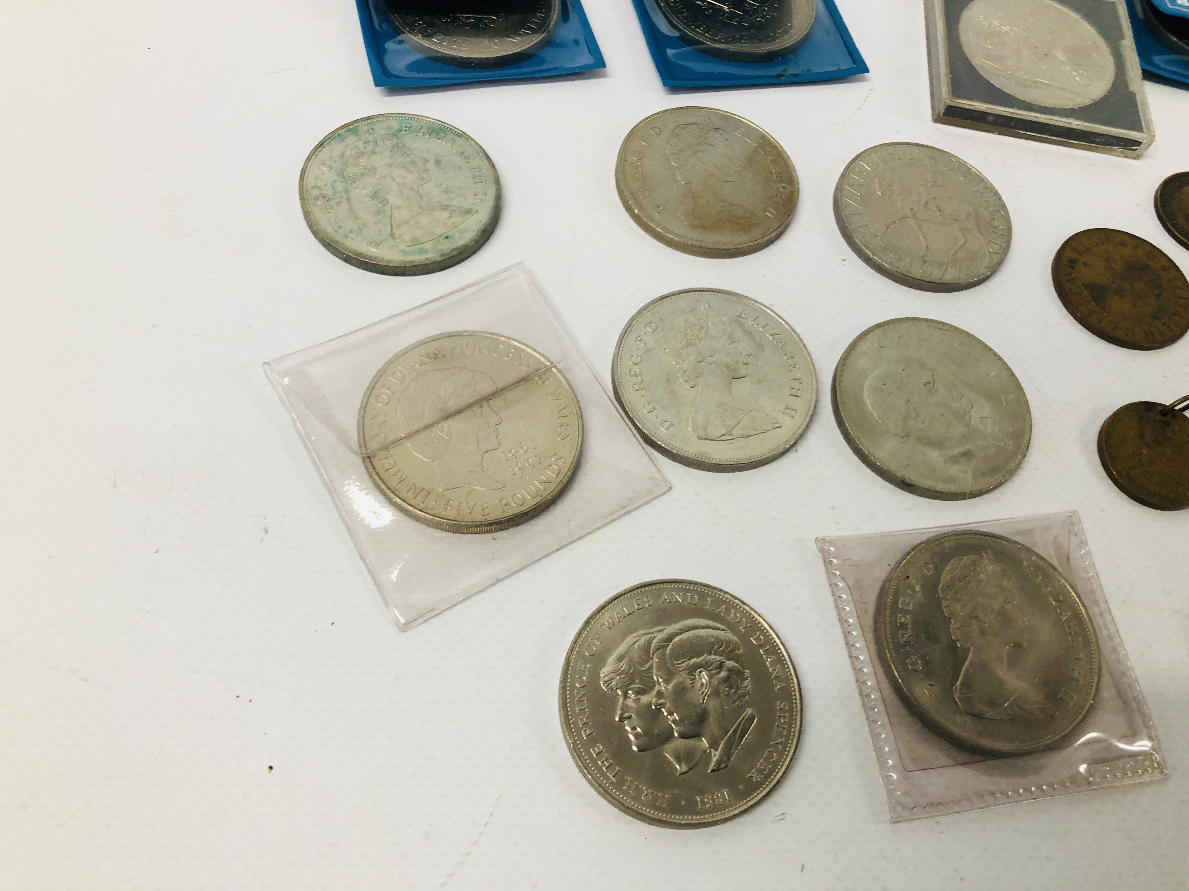 BOX OF ASSORTED COINAGE TO INCLUDE SILVER CROWNS, ETC. - Image 3 of 5