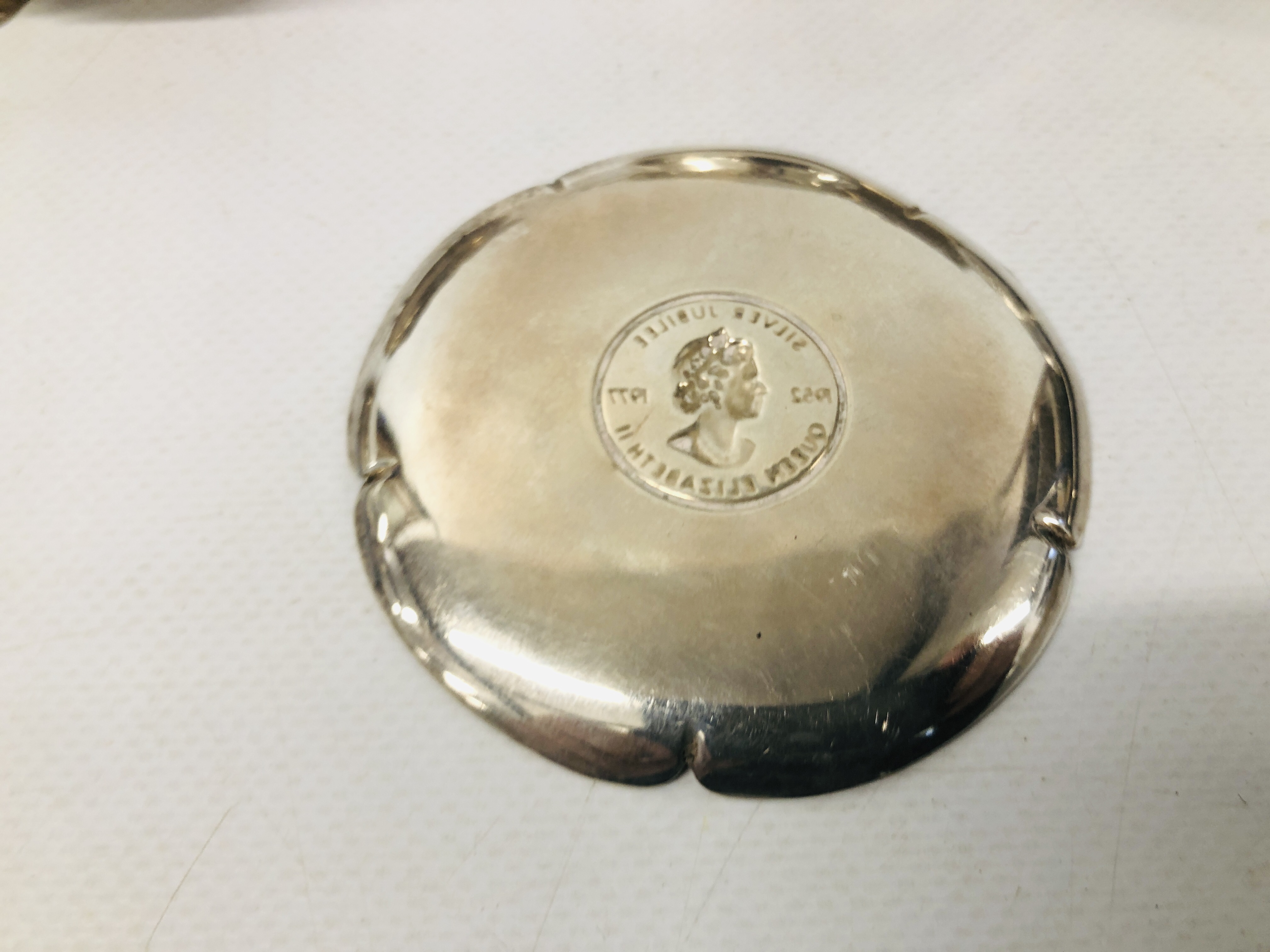 COLLECTION OF SILVER TO INCLUDE PAIR OF SALTS, TEA STRAINER, GEORGIAN SALT, PHOTO FRAME, - Image 10 of 26