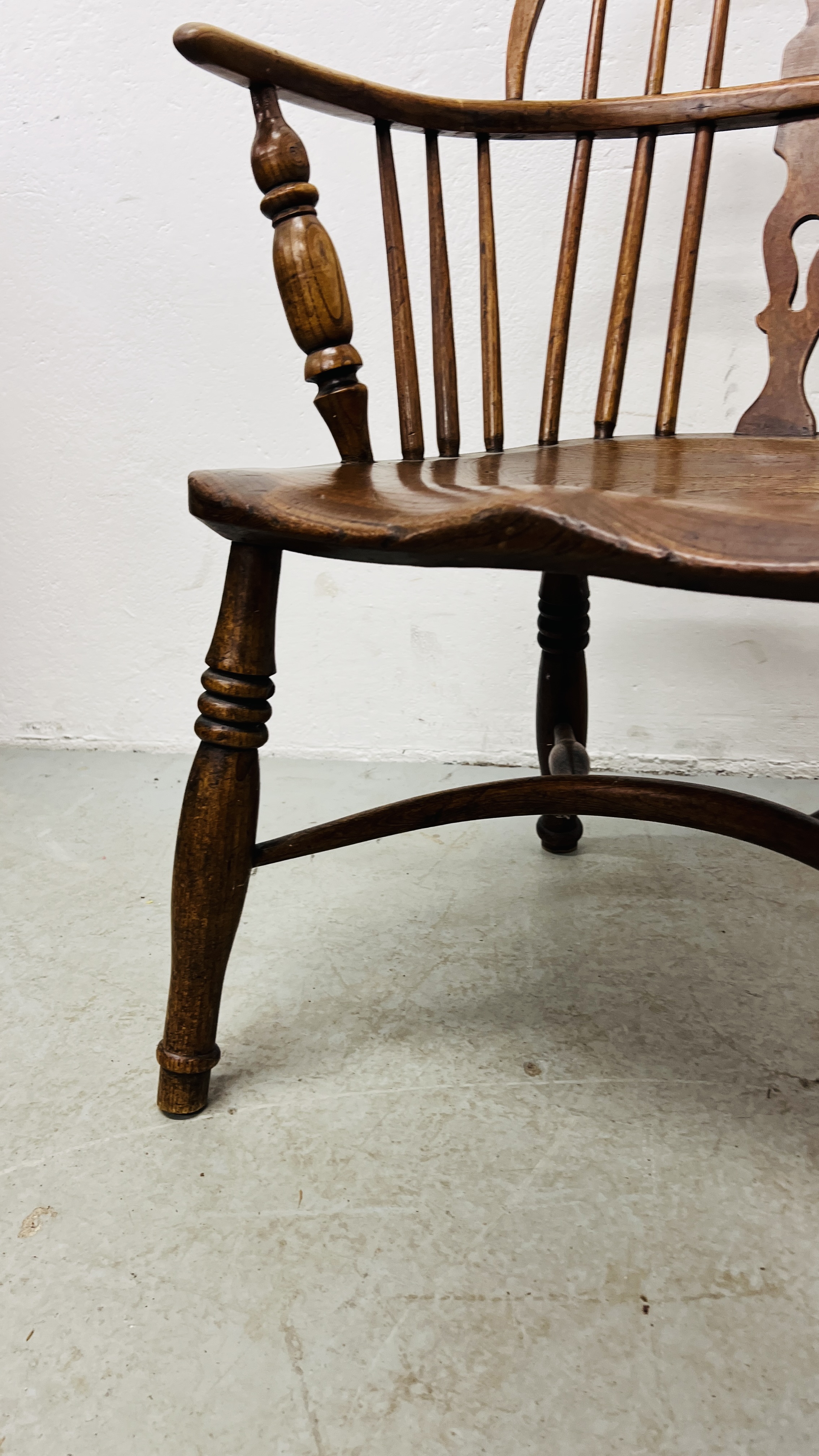 AN ANTIQUE ELM SEATED STICK BACK ELBOW CHAIR. - Image 5 of 8
