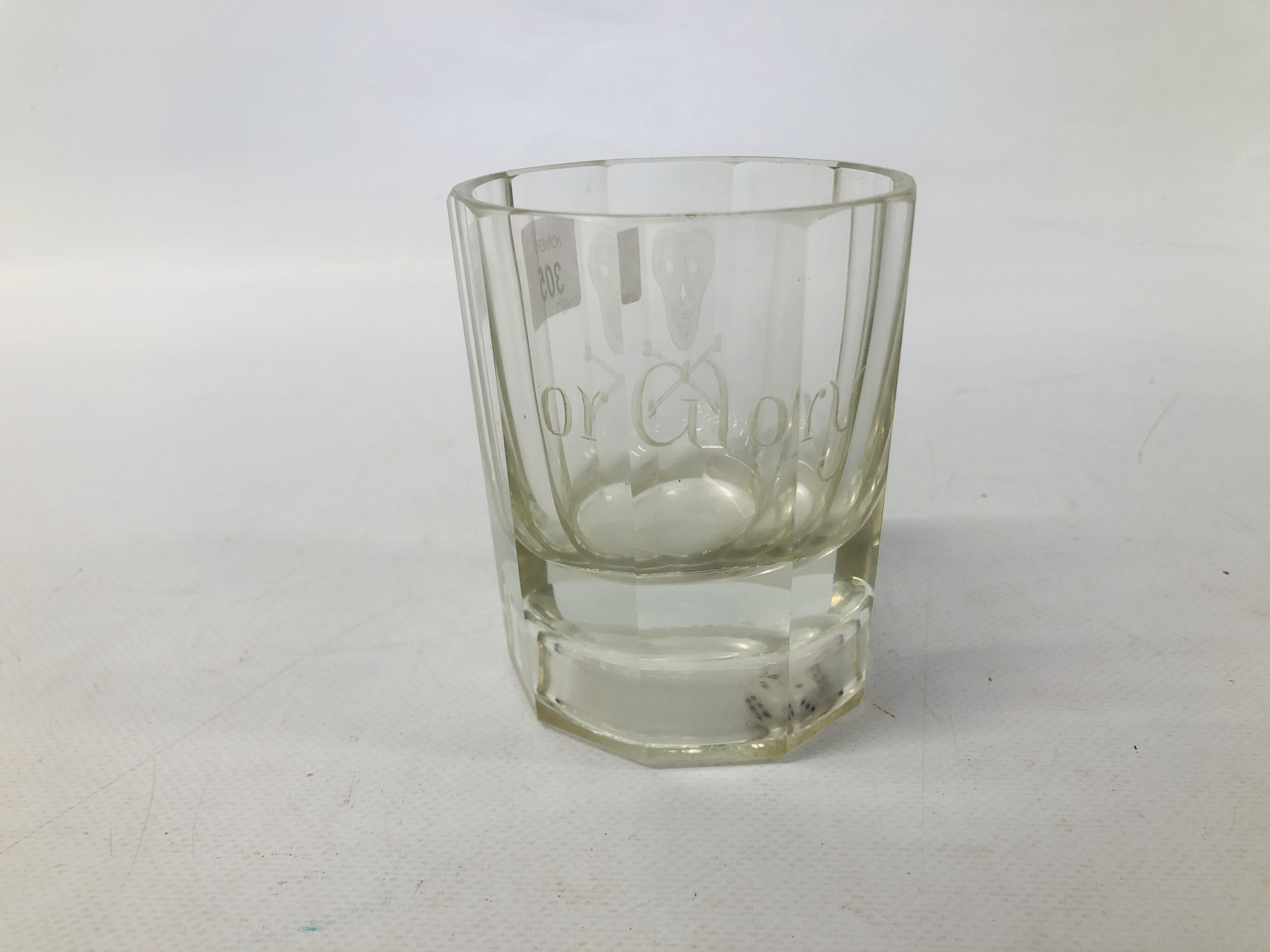 A VINTAGE SPIRIT TUMBLER WITH ENCAPSULATED DICE TO BASE ENGRAVED WITH SKULL AND CROSSBONES "OR