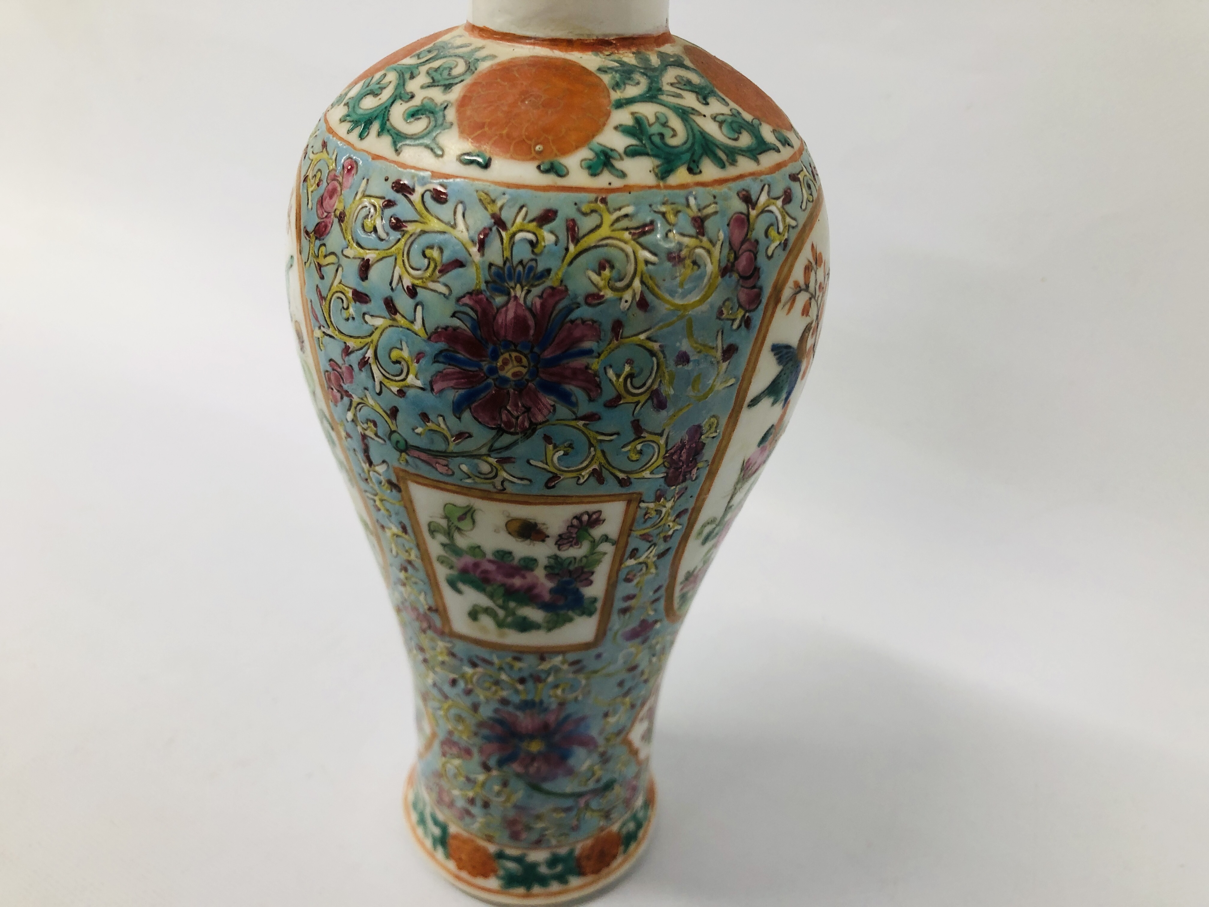 SIX PIECES OF ORIENTAL CERAMICS TO INCLUDE CYLINDRICAL VASE, BALUSTER VASE, - Image 25 of 29