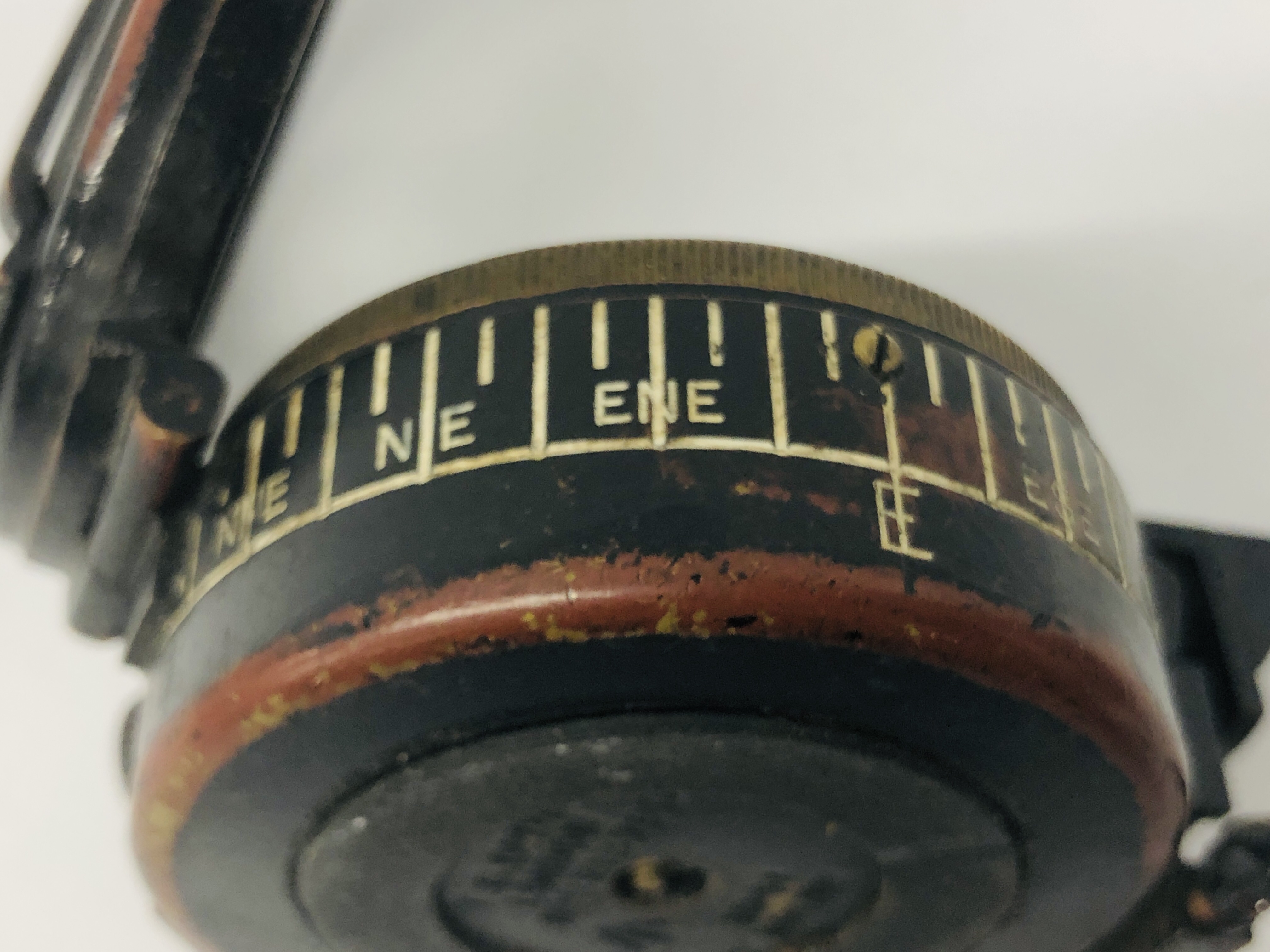 VINTAGE MILITARY COMPASS T.G. CO. LTD. LONDON DATED 1941 NO. - Image 8 of 8