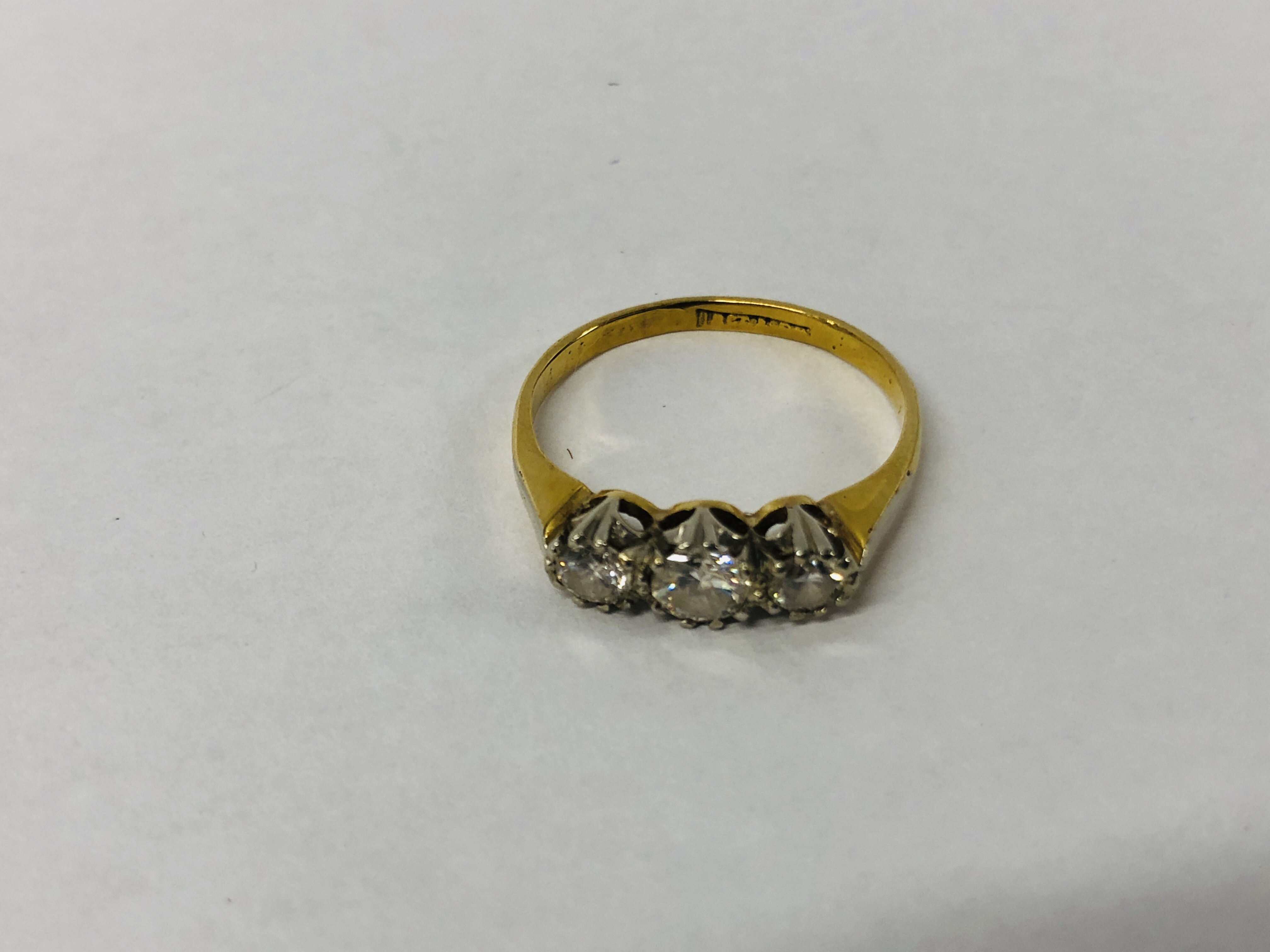 AN 18CT GOLD THREE STONE DIAMOND RING. - Image 7 of 10