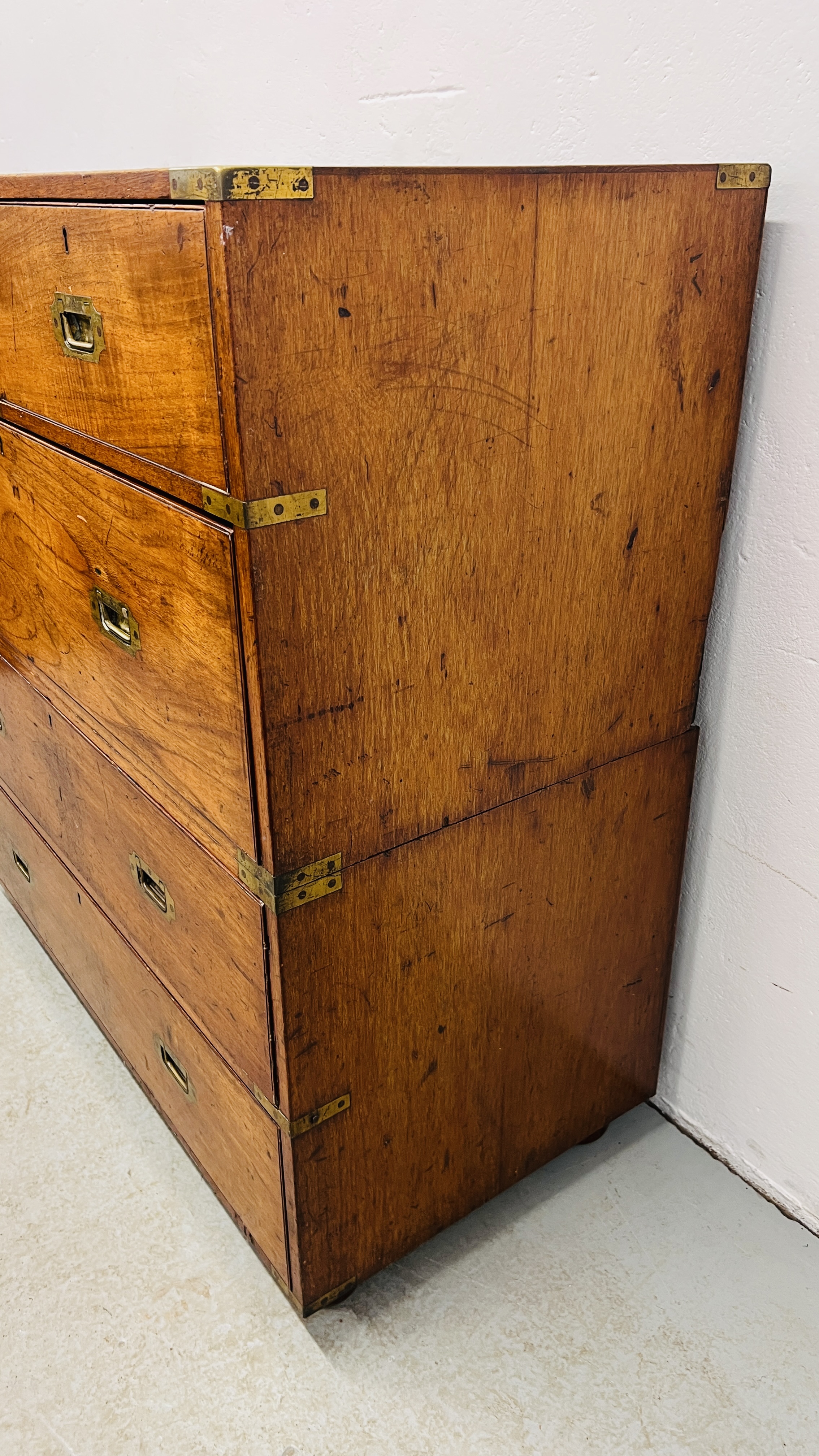 ANTIQUE MAHOGANY TWO OVER THREE CAMPAIGN CHEST ON BUN FEET WITH BRASS HANDLES AND BANDING BEARING - Image 7 of 15