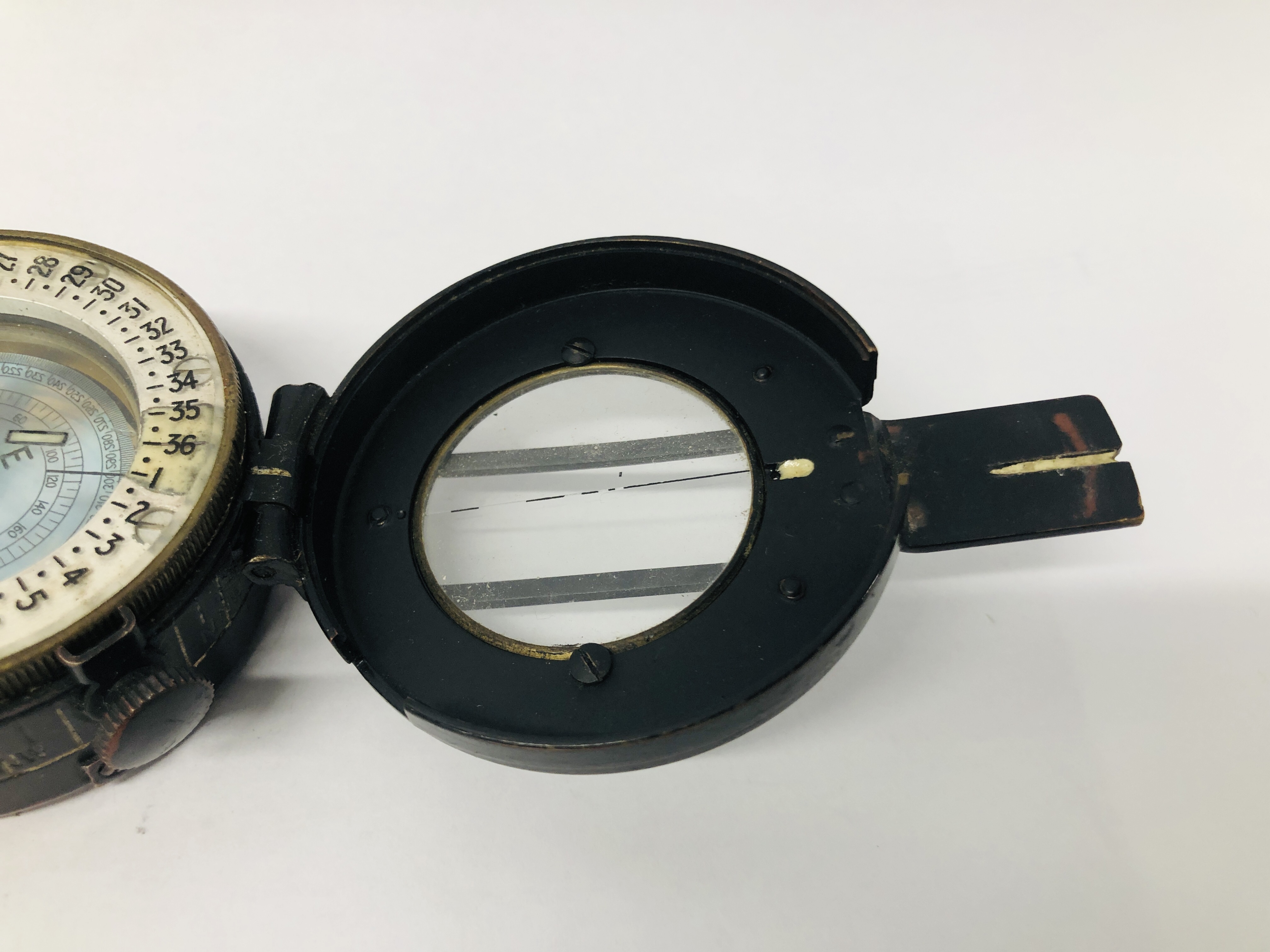 VINTAGE MILITARY COMPASS T.G. CO. LTD. LONDON DATED 1941 NO. - Image 5 of 8