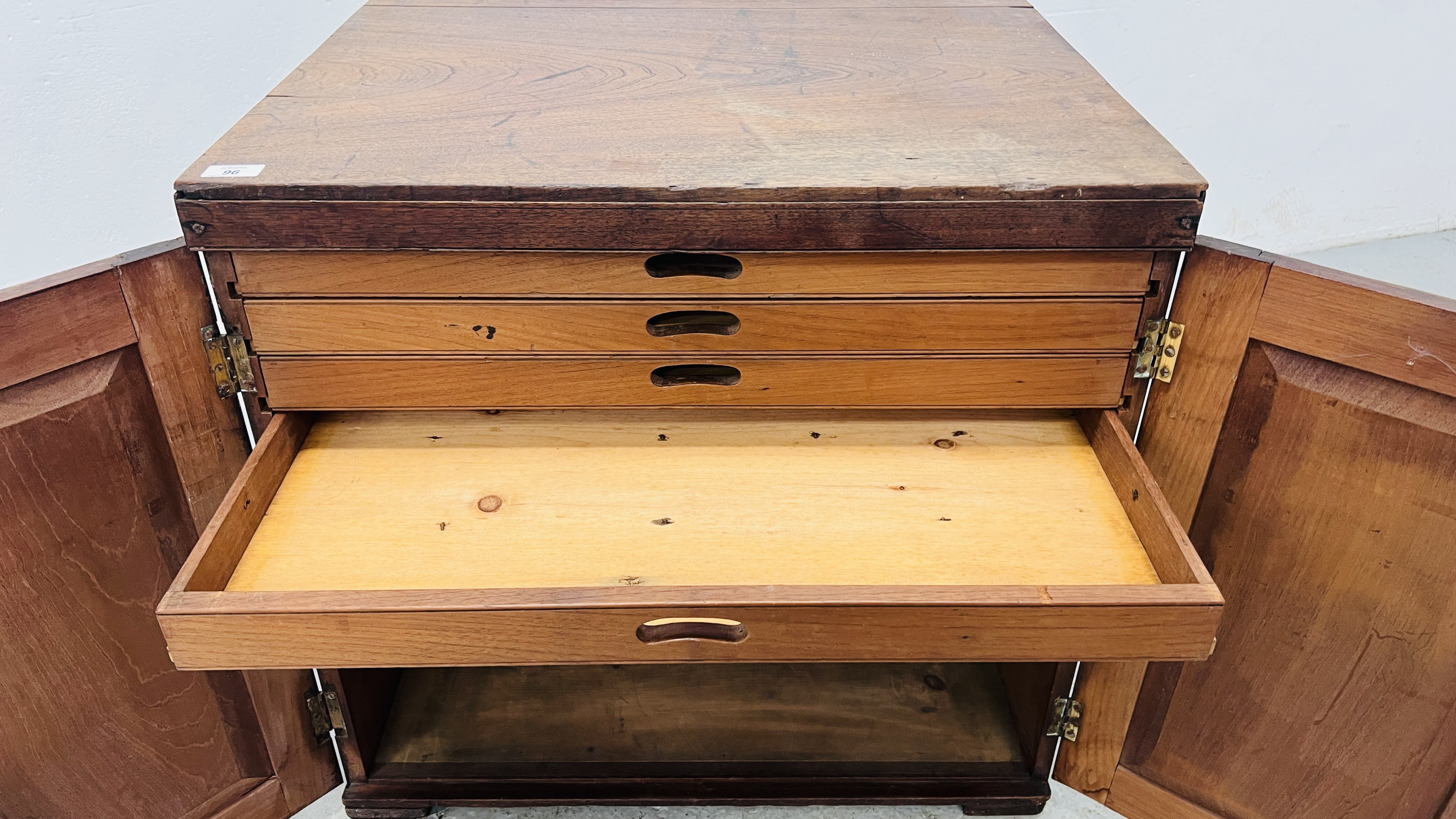 AN ANTIQUE MAHOGANY FOUR DRAWER MAP CHEST WITH TWO DOORS WIDTH 71CM. DEPTH 64CM. HEIGHT 68CM. - Image 9 of 10