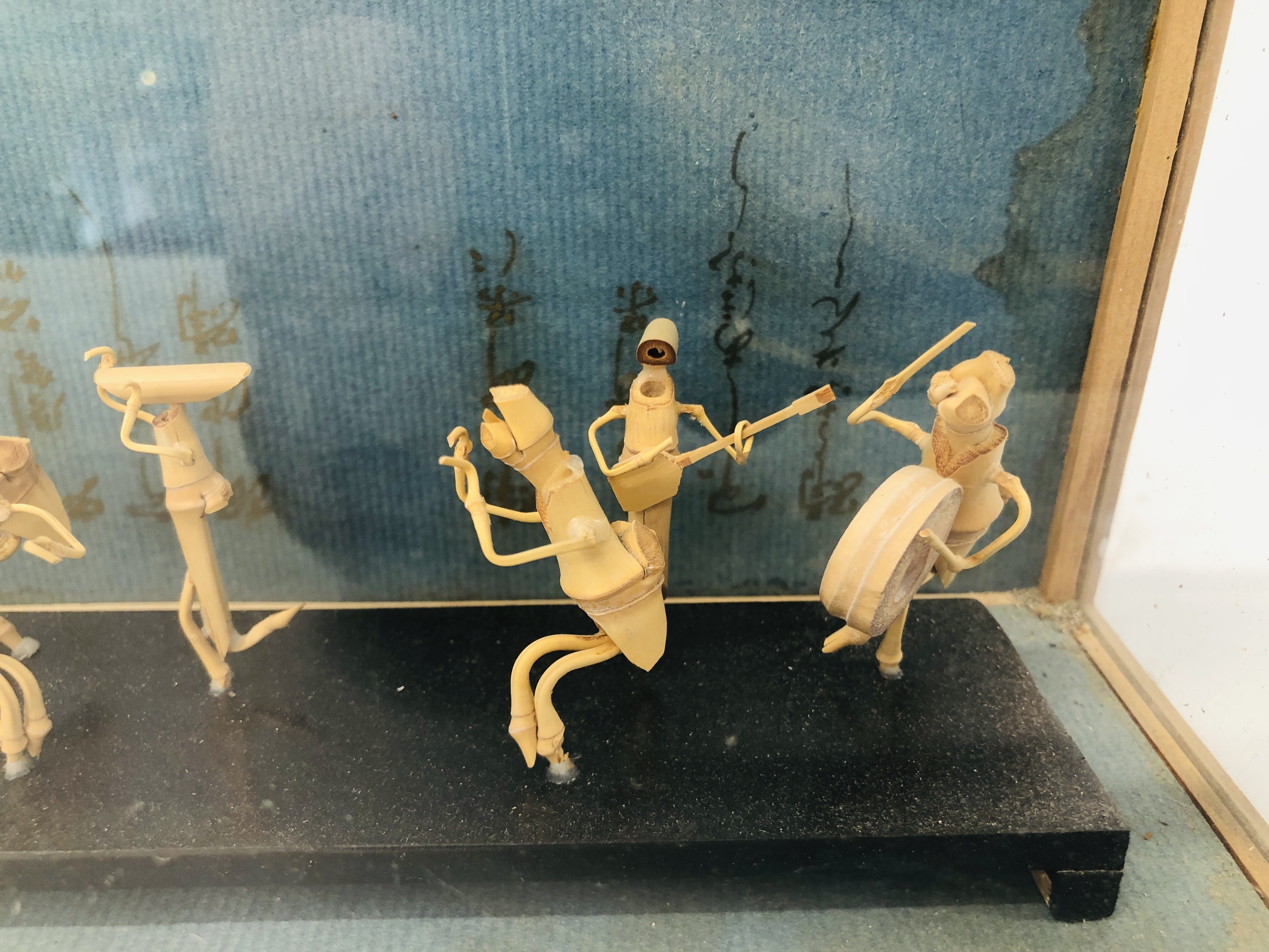 A CASED MINIATURE DISPLAY OF DANCING ANTS CARVED FROM BAMBOO (CASE SIZE WIDTH 25CM. DEPTH 10CM. - Image 3 of 4