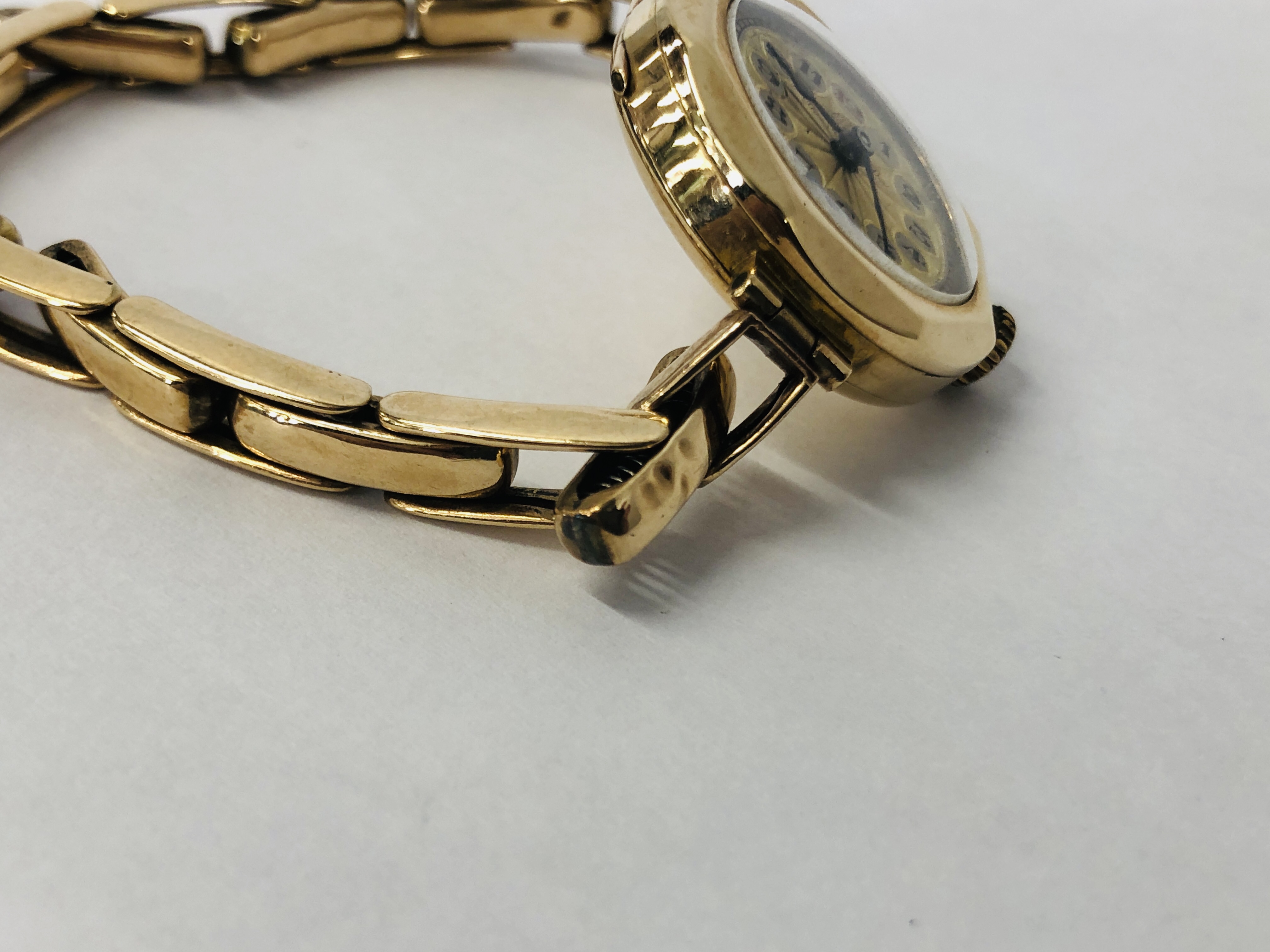 A 9CT GOLD CASED LADIES THOMAS RUSSELL & SON VINTAGE WRIST WATCH ON 9CT GOLD EXPANDING BRACELET. - Image 4 of 6