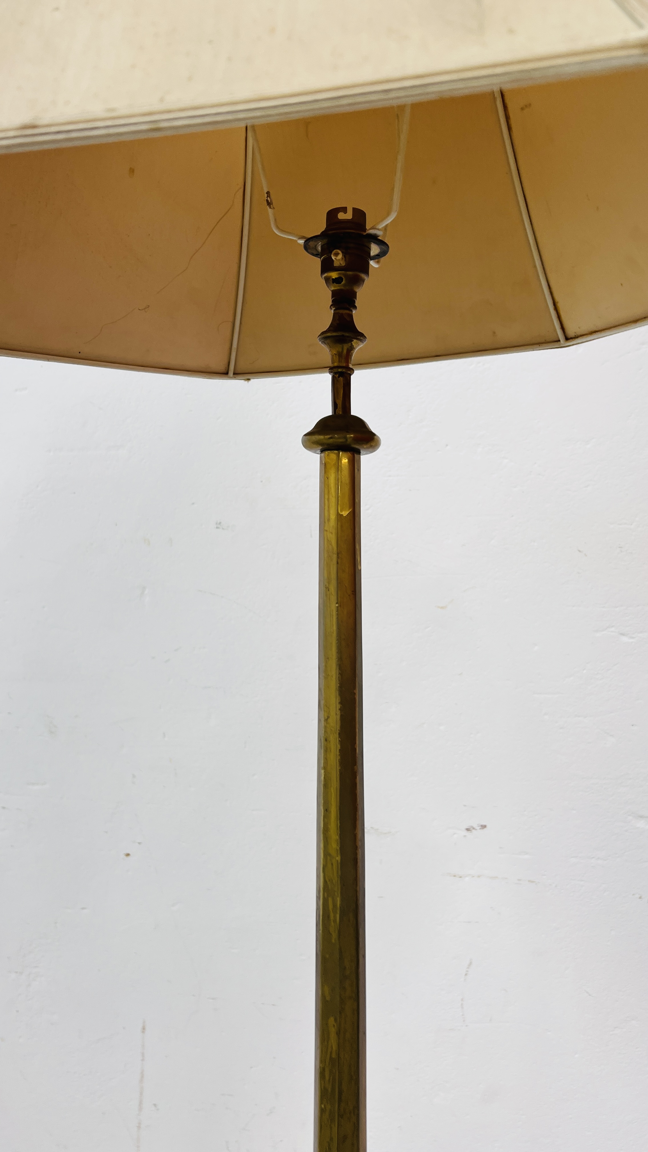 A HEAVY BRASS STANDARD LAMP WITH SHADE - SOLD AS SEEN. - Image 5 of 5