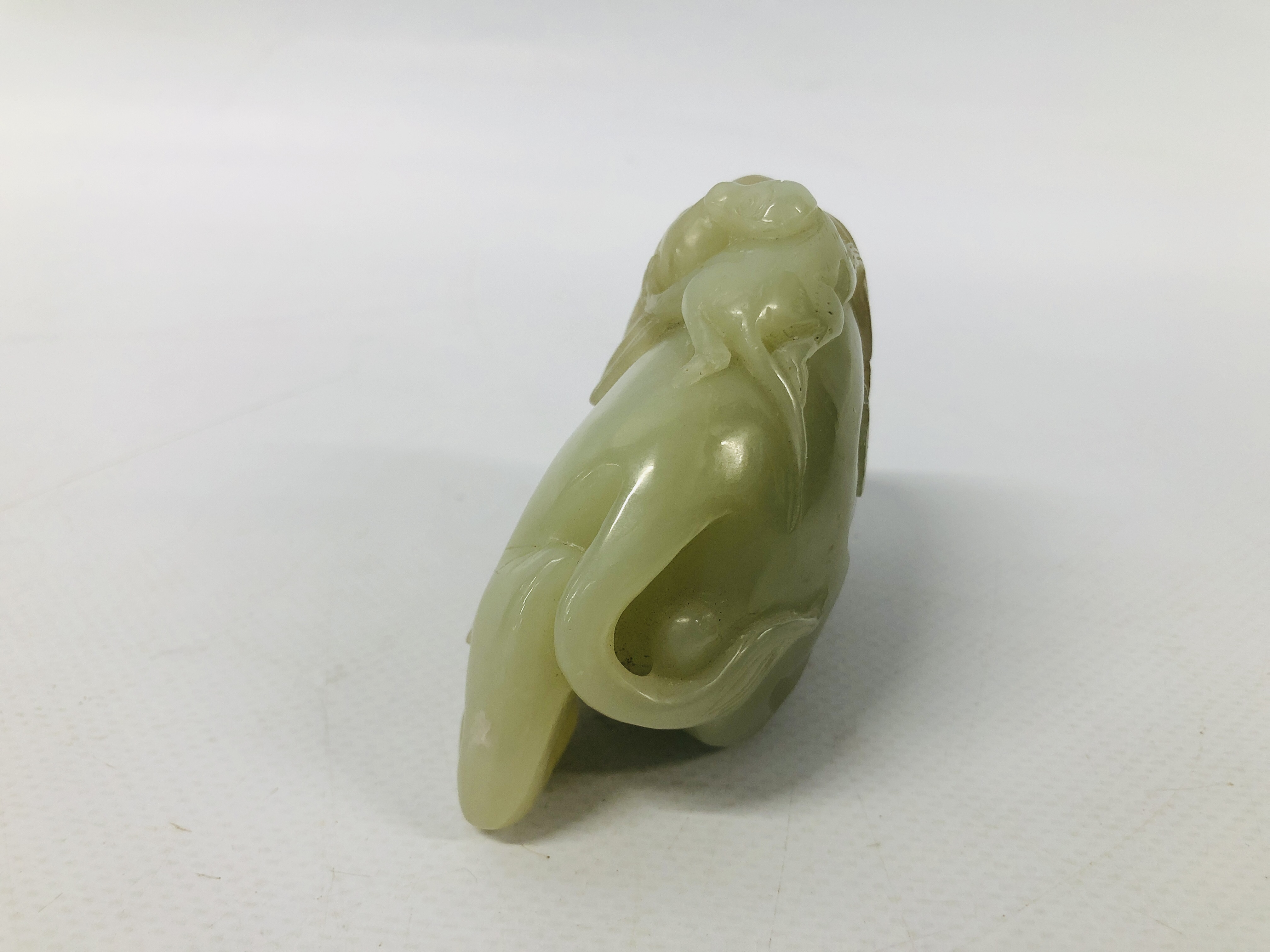 WELL CARVED CHINESE PALE CELADON JADE OF A MONKEY HOLDING A PEACH UPON THE BACK OF AN ELEPHANT, - Image 5 of 6