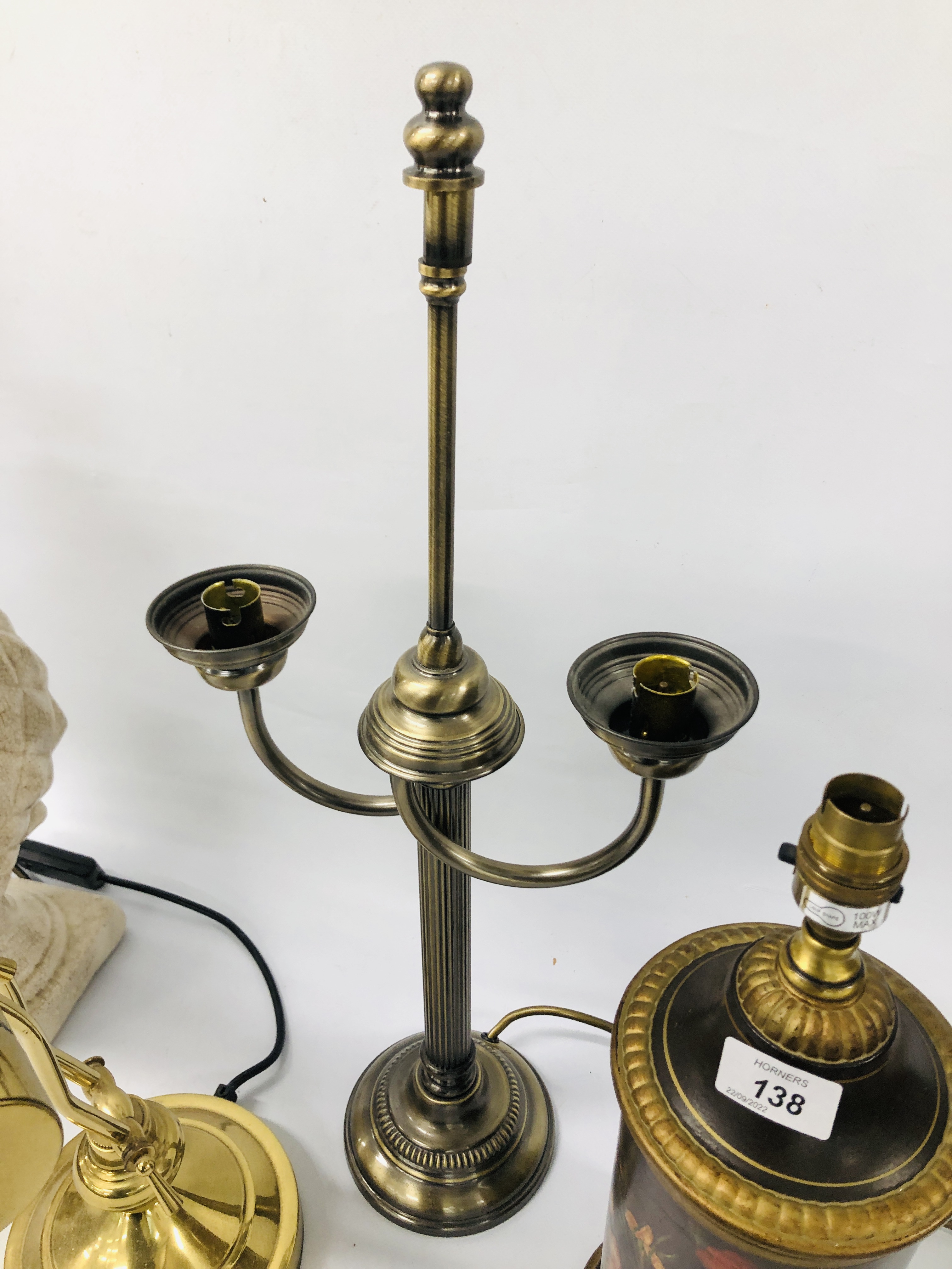 FOUR VARIOUS LAMPS TO INCLUDE A BRASS DESK LAMP, - Image 4 of 5