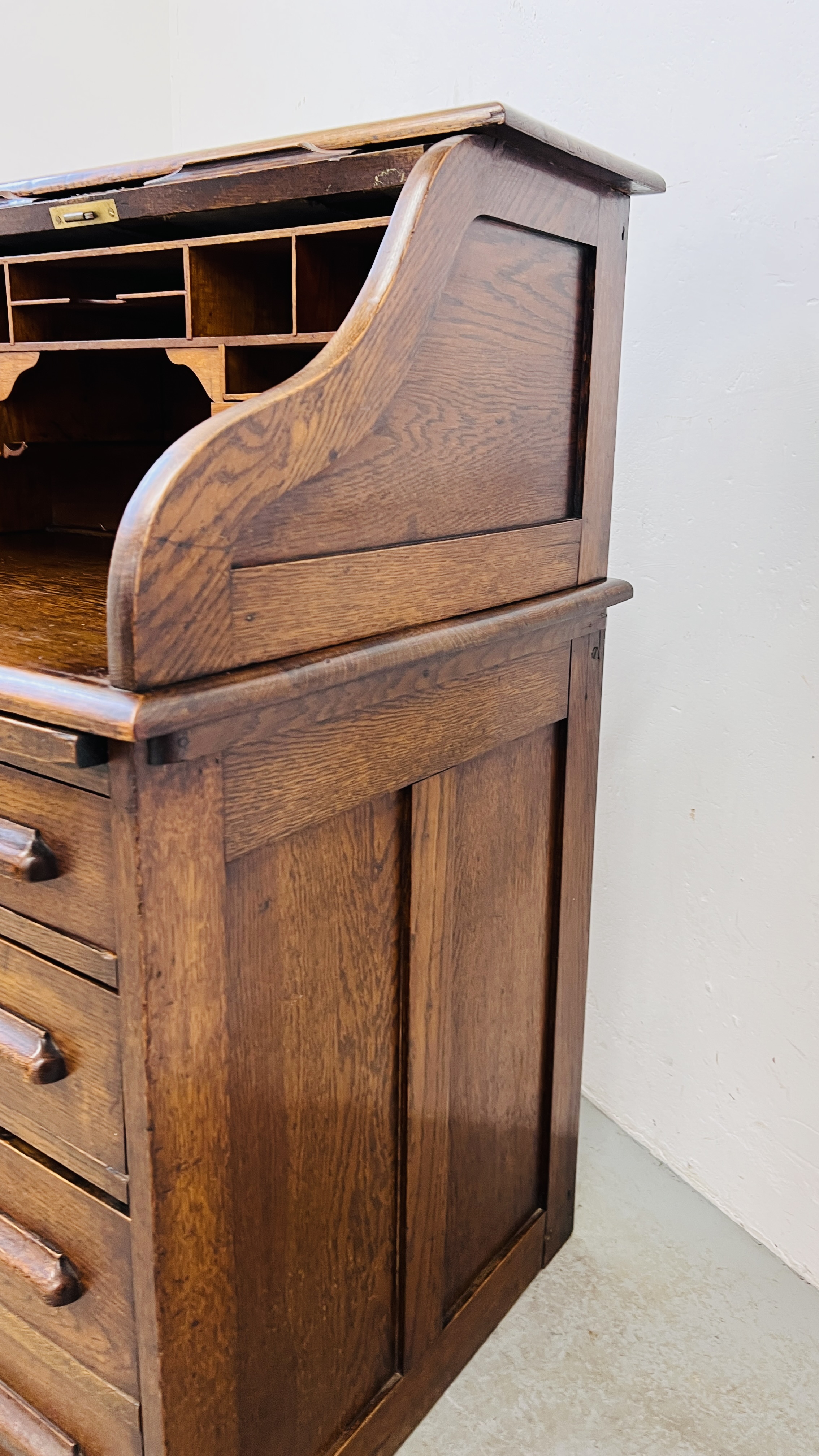 AN OAK FOUR DRAWER SINGLE PEDESTAL ROLL TOP DESK WITH FITTED INTERIOR W 84CM, D 65CM, H 113CM. - Image 6 of 9