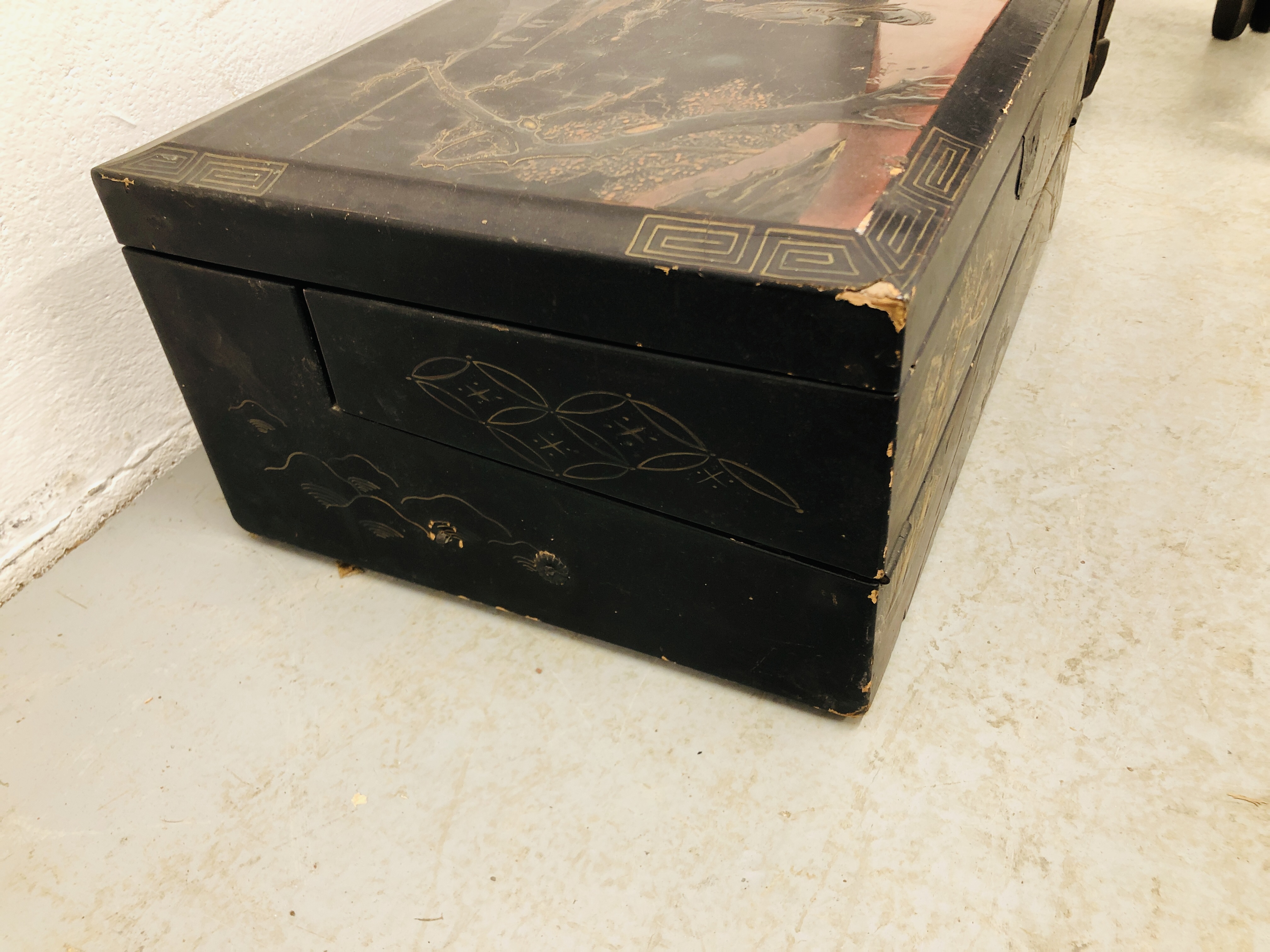 VINTAGE JAPANESE BLACK LACQUERED WRITING BOX (DEPTH 32CM. WIDTH 47CM. HEIGHT 19CM. - Image 18 of 19