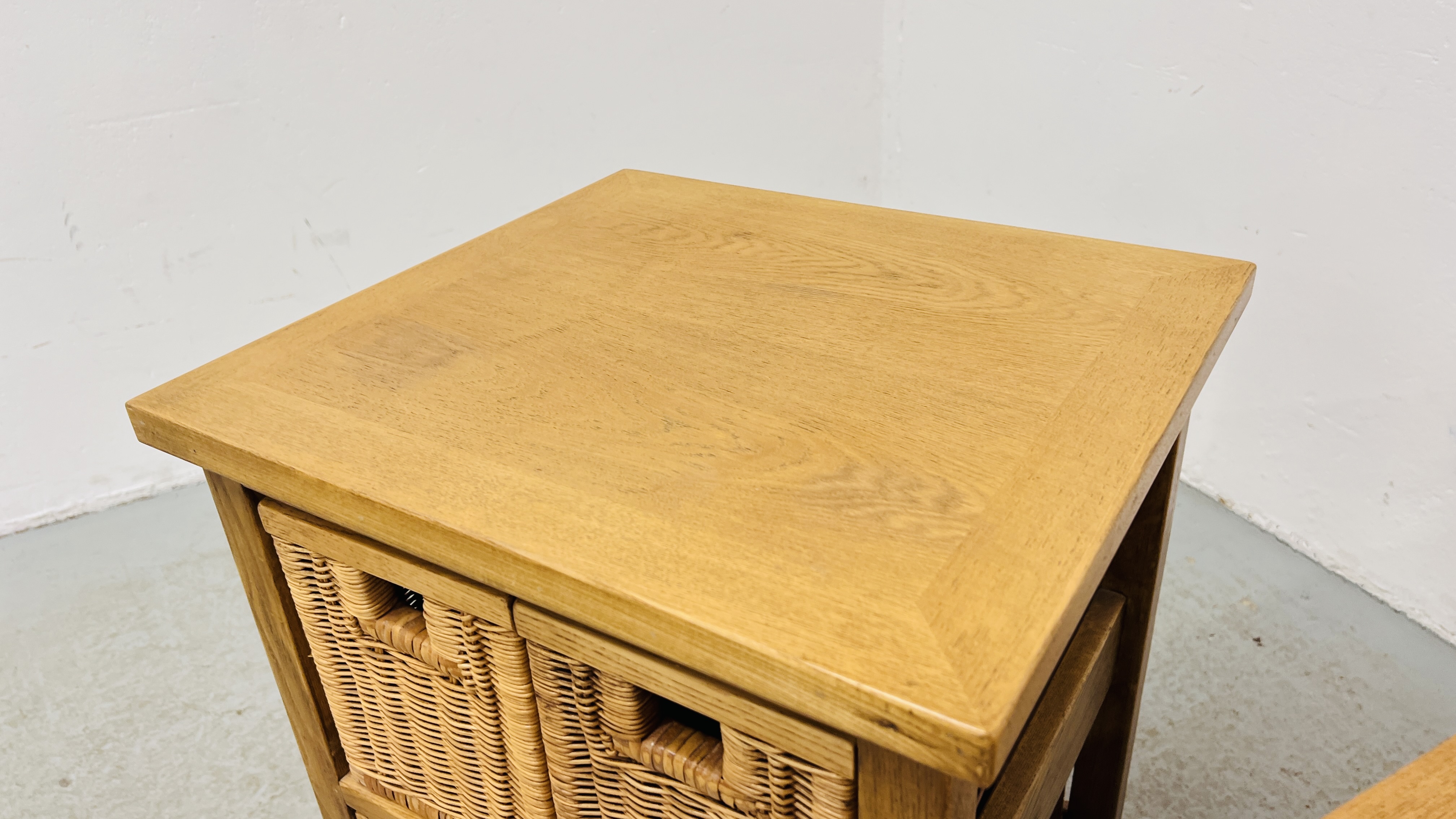 A MODERN OAK COFFEE TABLE WITH TWO DRAWER WICKER BASKET BASE ALONG WITH A MATCHING THREE BASKET - Bild 8 aus 10