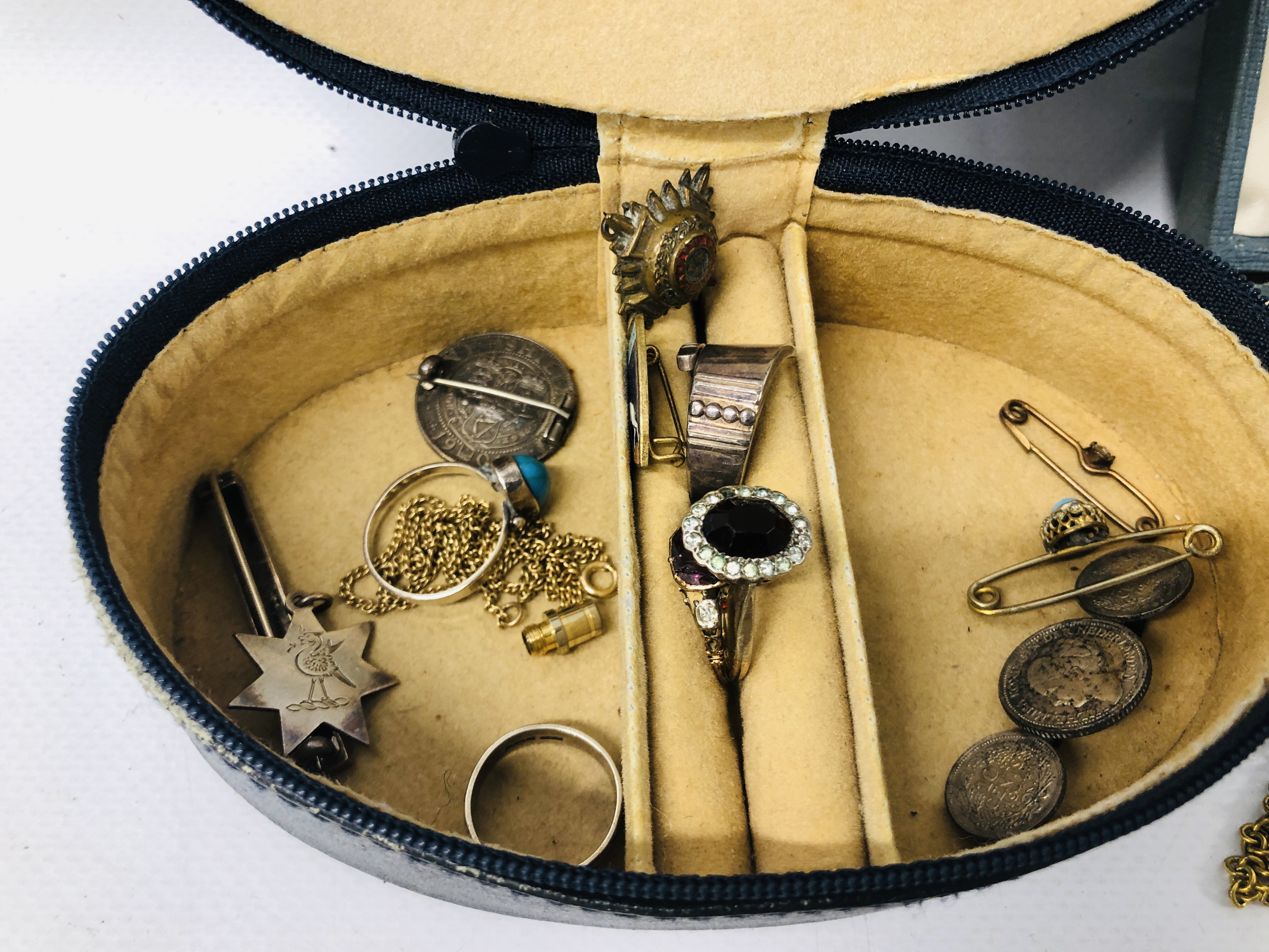 A JEWELLERY BOX CONTAINING ASSORTED PIN BADGES AND BROOCHES TO INCLUDE RAF WINGS, SILVER BADGES, - Image 6 of 6