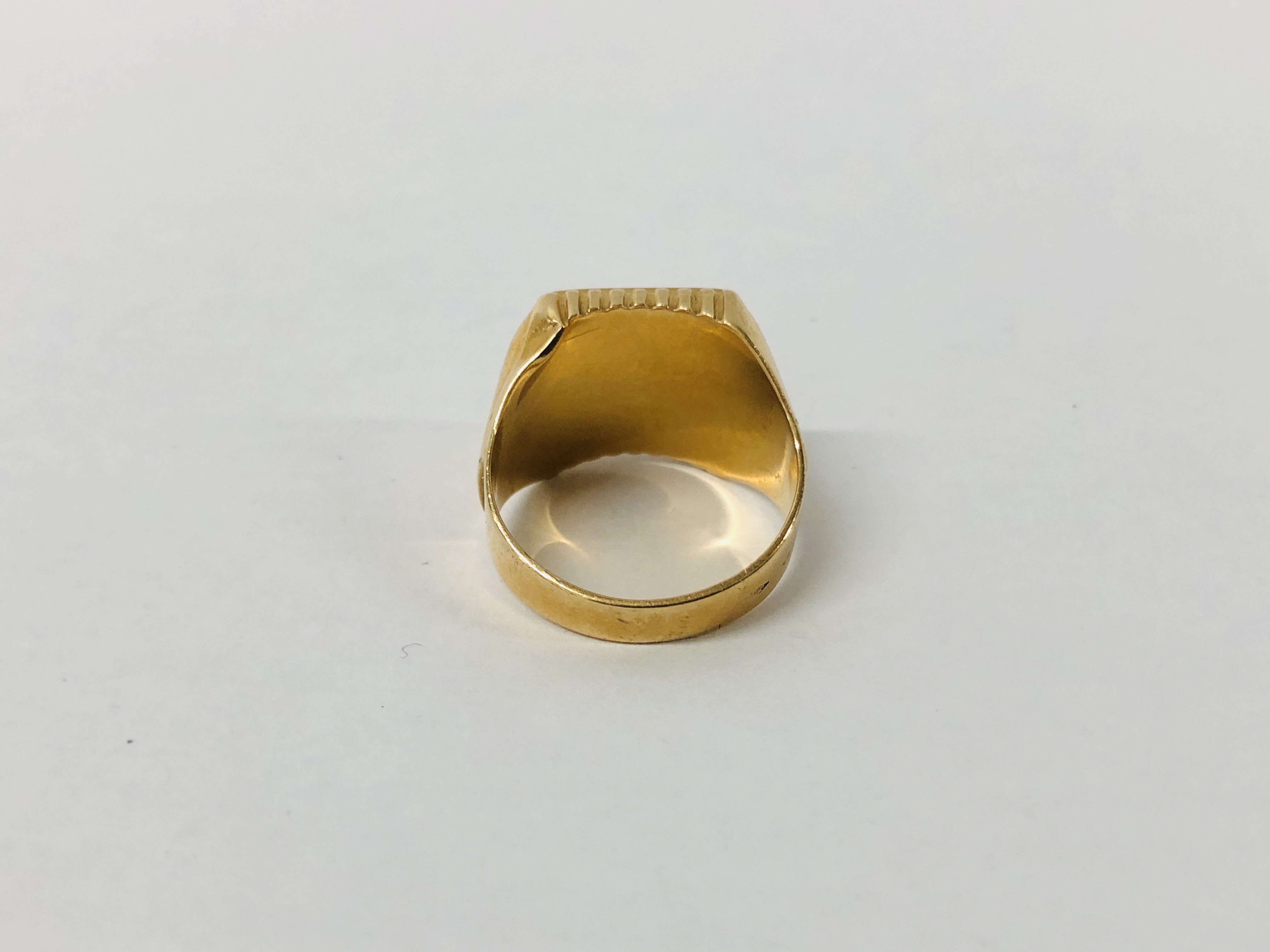 A GENTLEMAN'S SIGNET RING CONTINENTAL MARKS. - Image 8 of 11