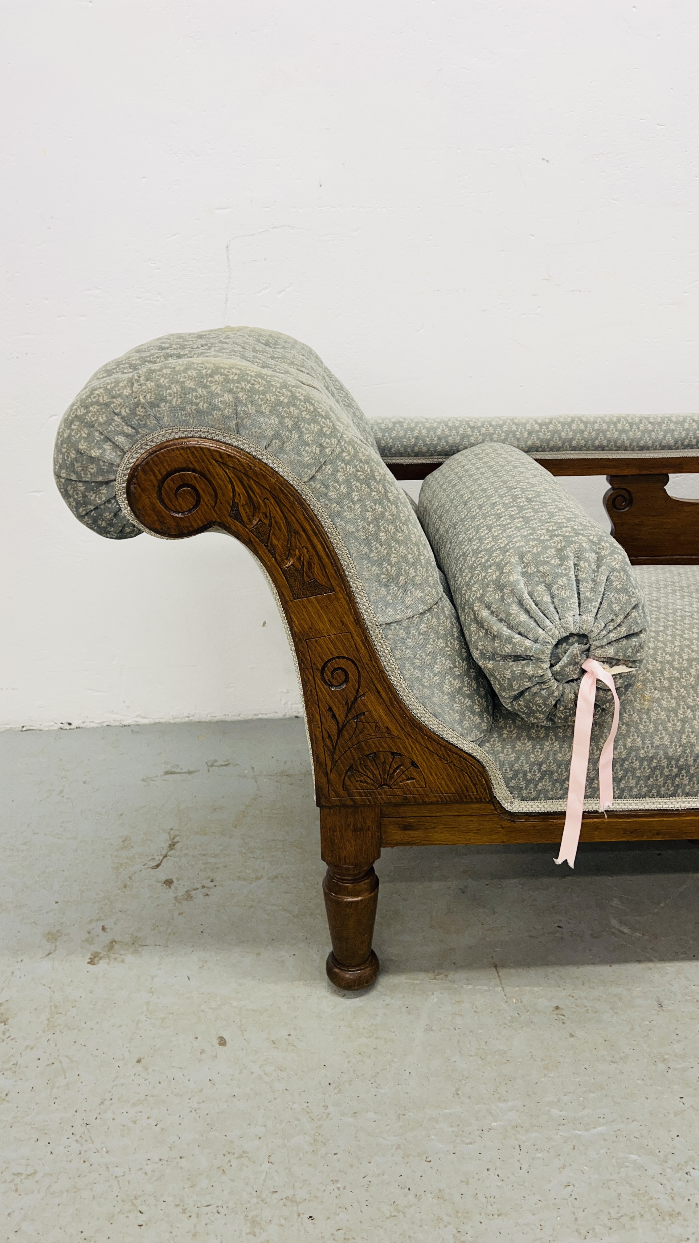 AN EDWARDIAN OAK CHAISE LONGUE UPHOLSTERED IN PASTEL BLUE - Image 5 of 8