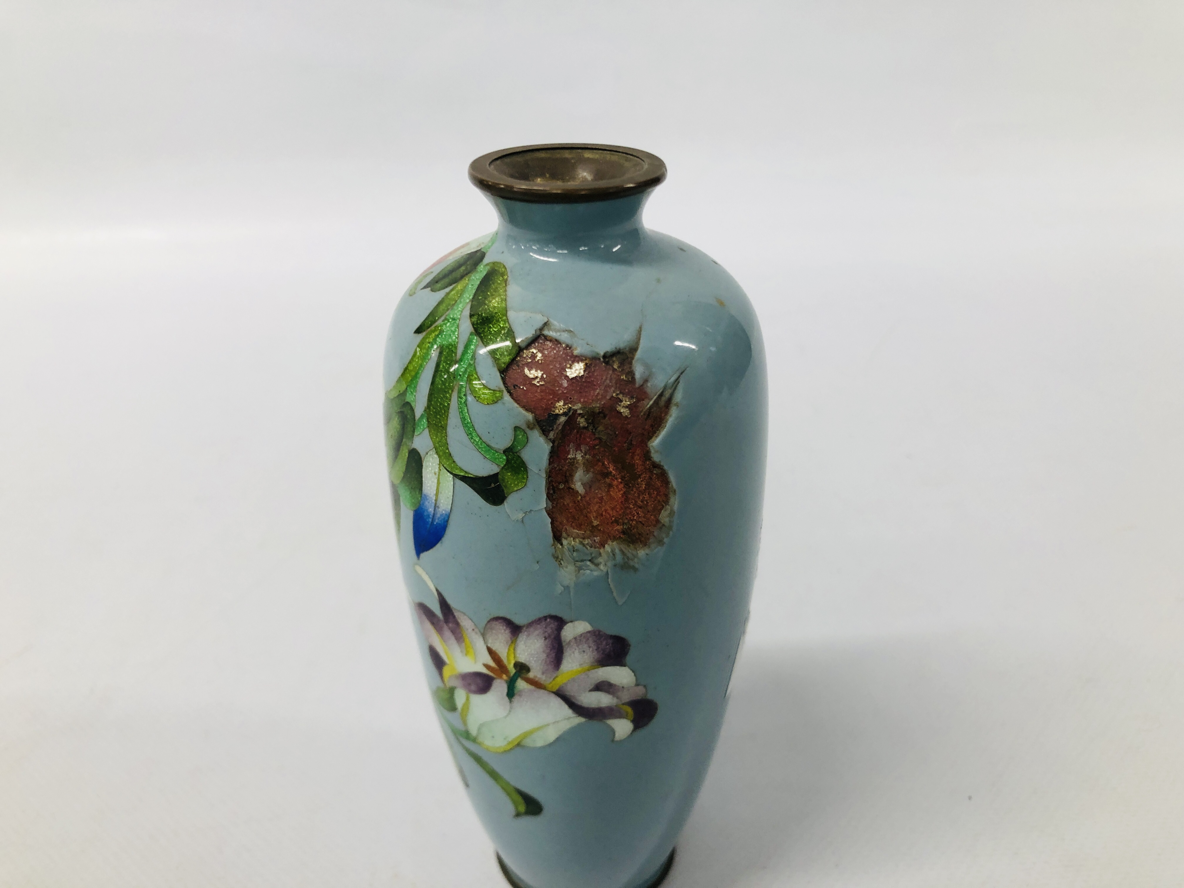 FINE QUALITY JAPANESE SATSUMA VASE WITH SAMURAI AND YOUNG LADIES IN WOODLAND AND GARDEN SETTINGS - Image 10 of 11