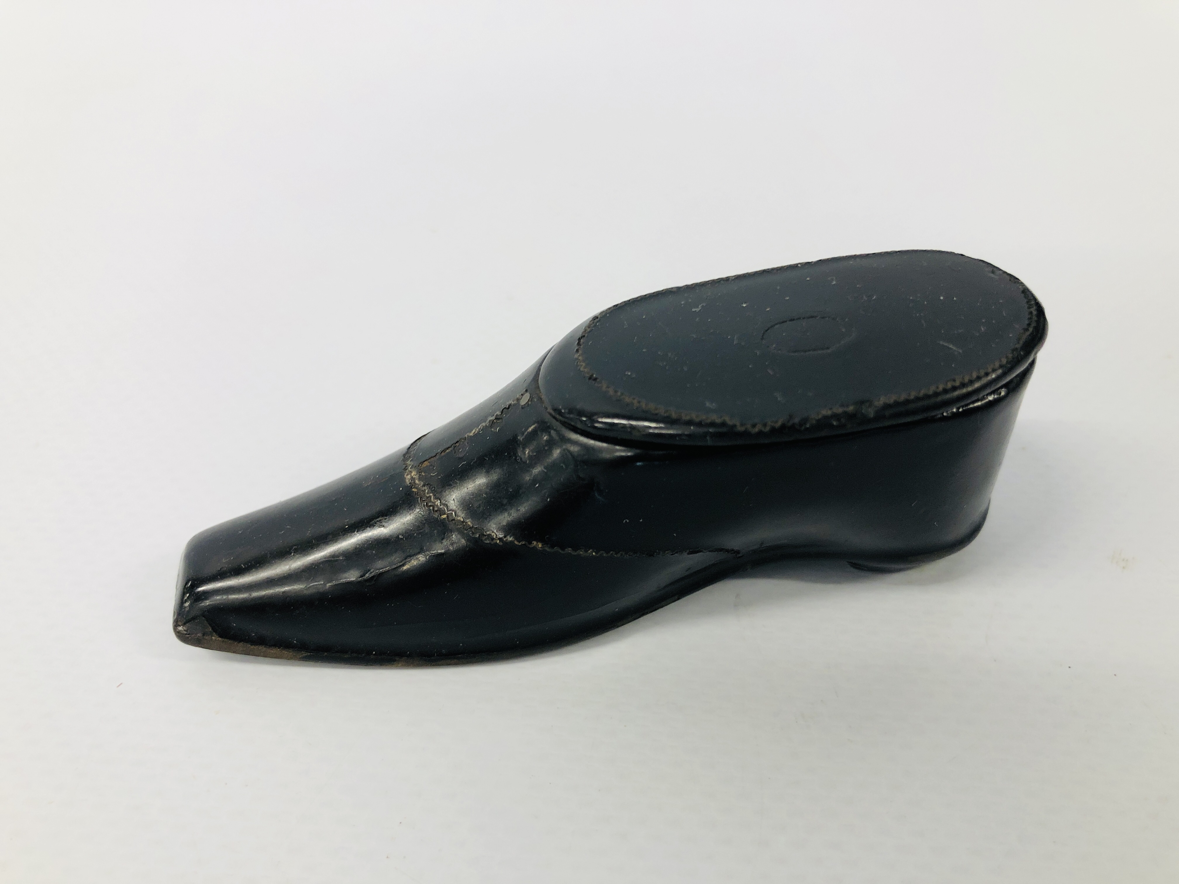 PAIR OF VINTAGE SNUFF SHOES TO INCLUDE ONE BRASS AND ONE BLACK LACQUERED - Image 7 of 9