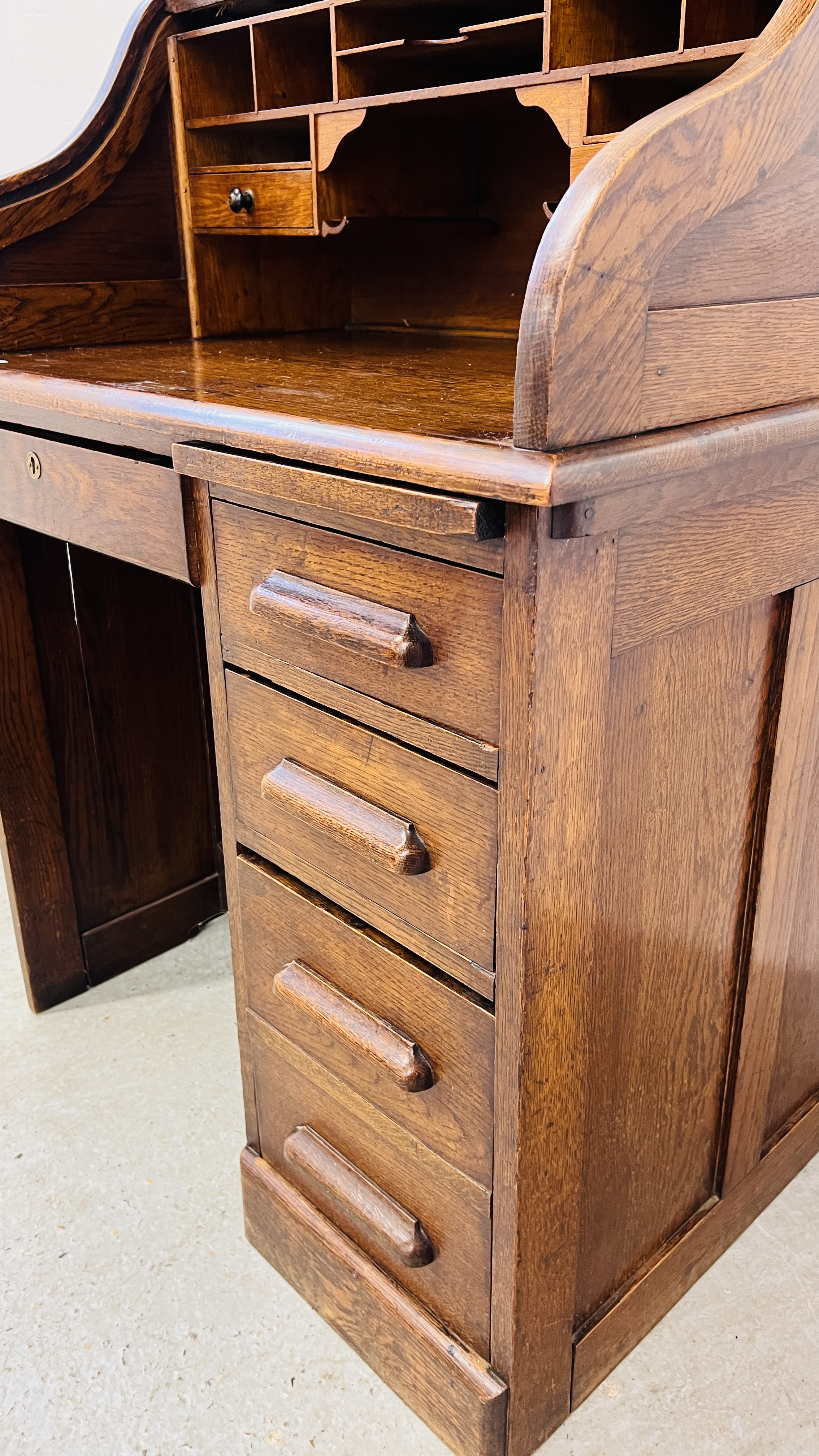 AN OAK FOUR DRAWER SINGLE PEDESTAL ROLL TOP DESK WITH FITTED INTERIOR W 84CM, D 65CM, H 113CM. - Image 5 of 9